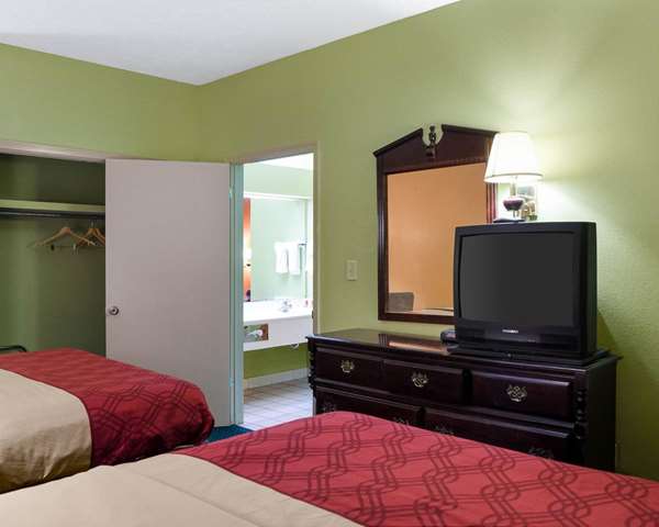  - Econo Lodge Canton