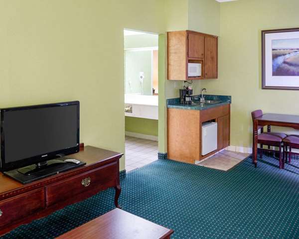  - Econo Lodge Canton
