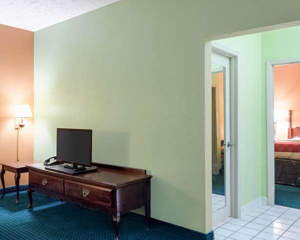 Suite - Econo Lodge Canton