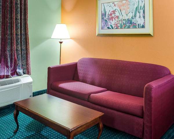  - Econo Lodge Canton