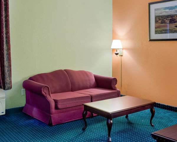 Suite - Econo Lodge Canton