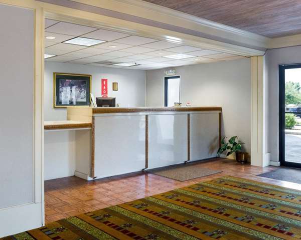  - Econo Lodge Canton