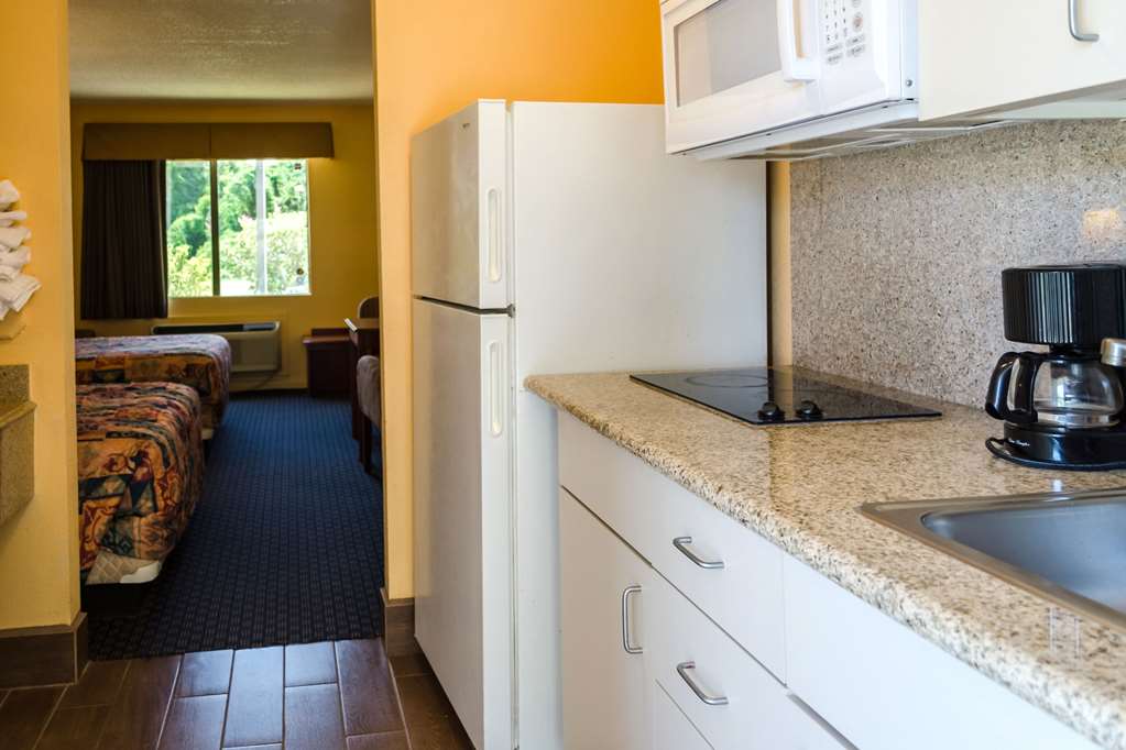 RODEWAY INN VICKSBURG-guestroom-Guest Room,On-Site.jpg