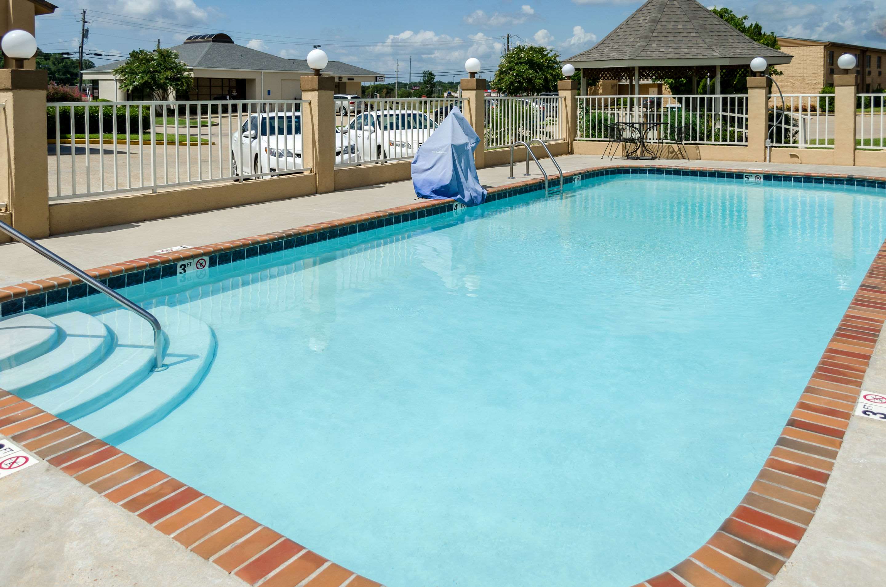 Outdoor pool | Rodeway Inn Vicksburg