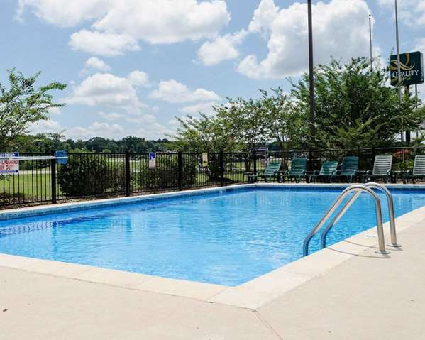 Pool - Quality Inn Louisville