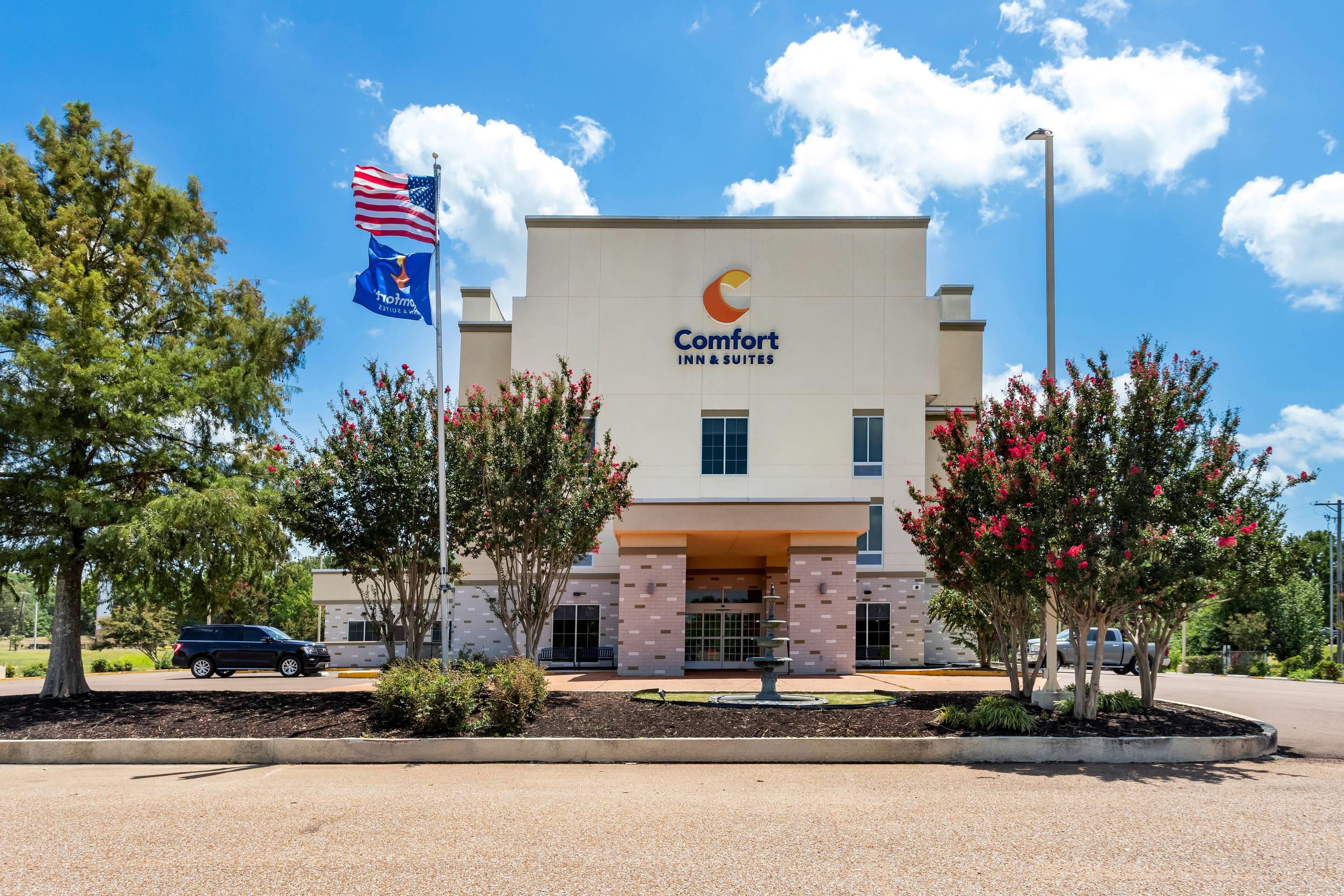 Hotel exterior | Comfort Inn & Suites Grenada