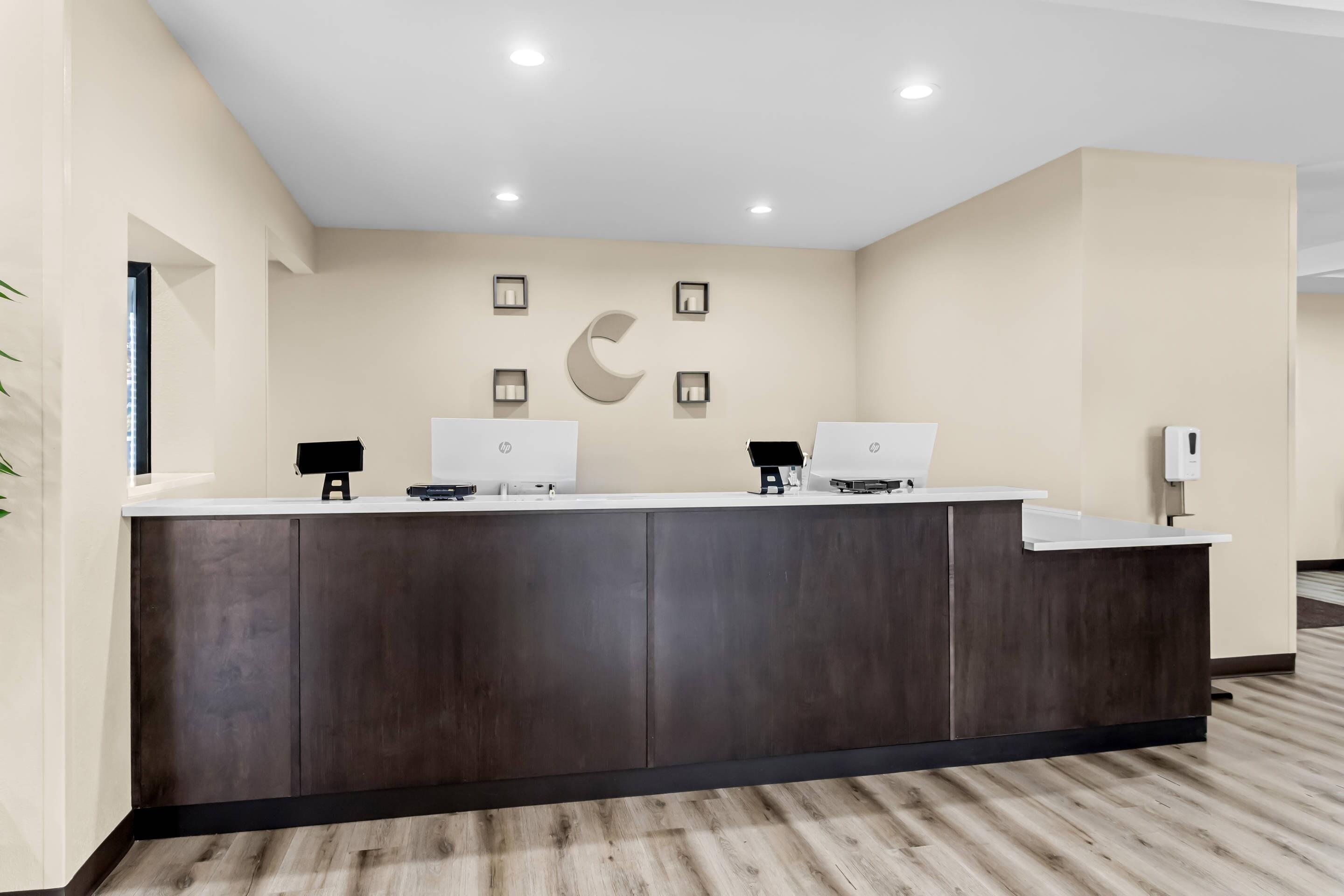 Front desk | Comfort Inn & Suites Grenada