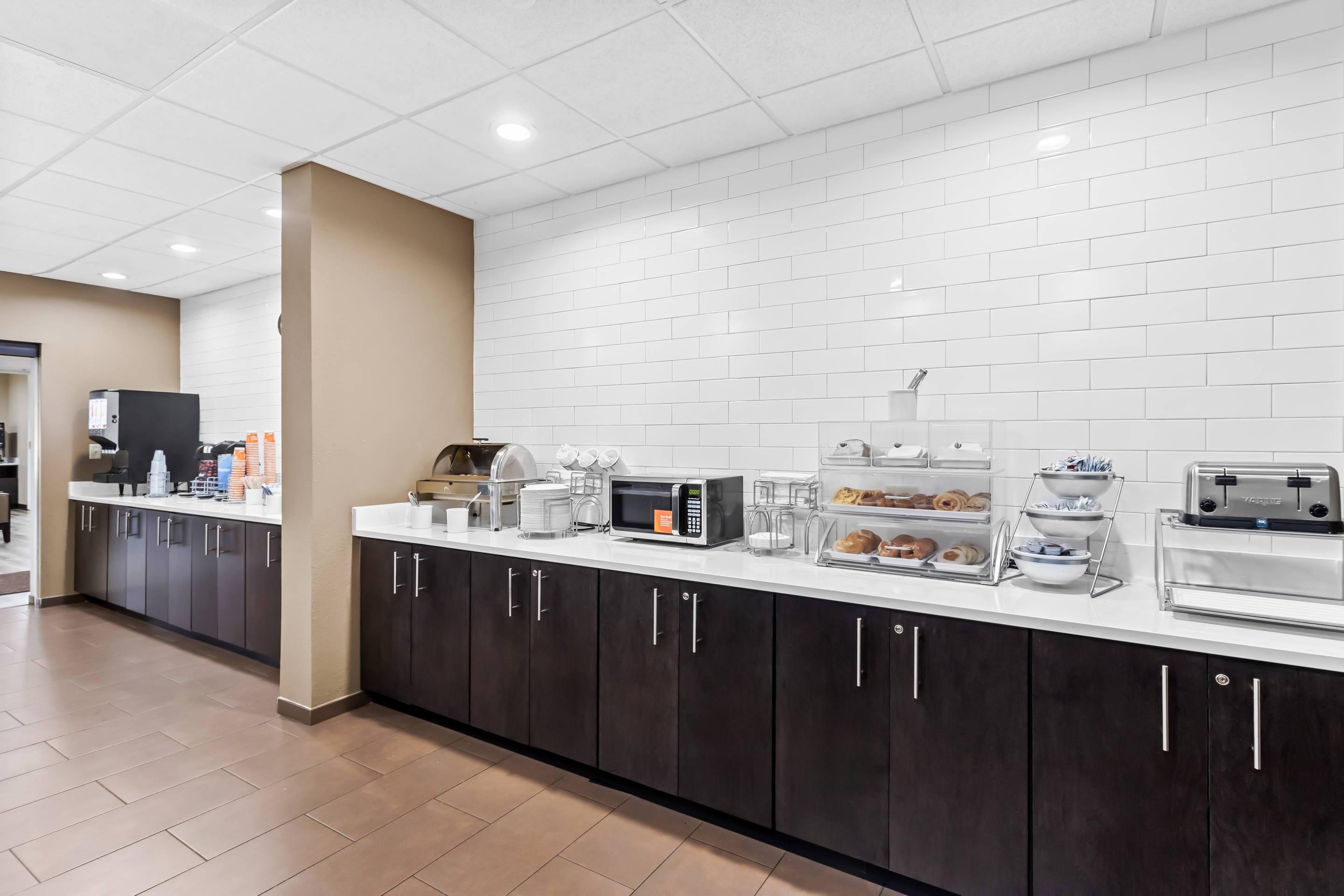 Breakfast area | Comfort Inn & Suites Grenada