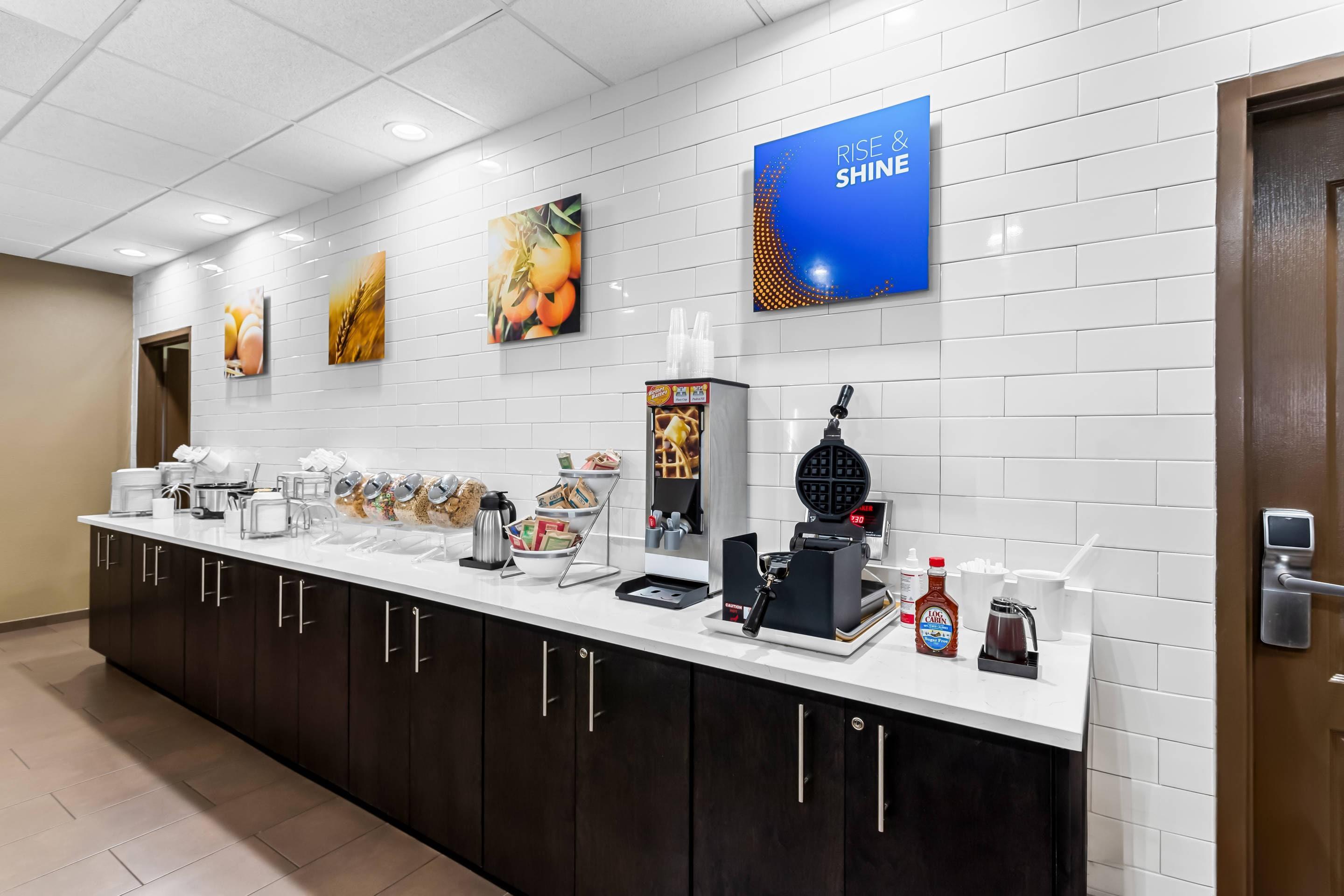 Breakfast area | Comfort Inn & Suites Grenada