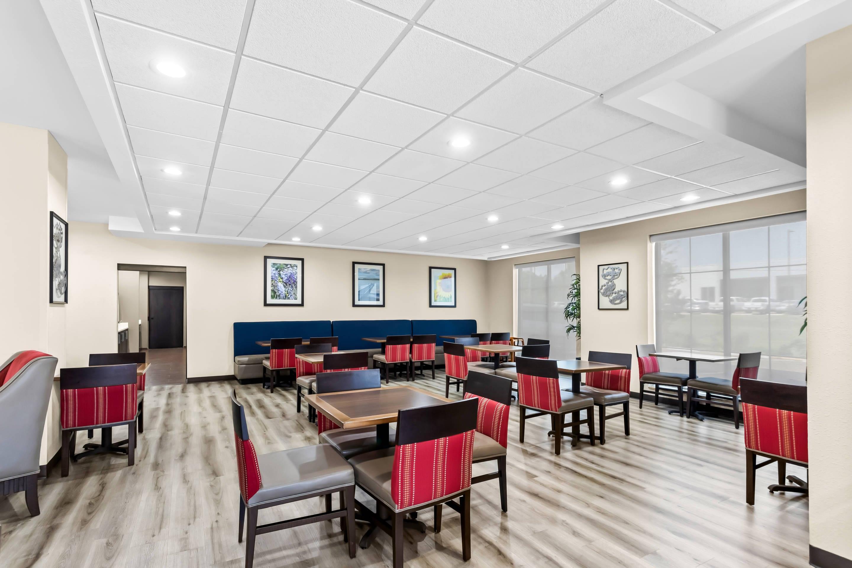 Breakfast area | Comfort Inn & Suites Grenada