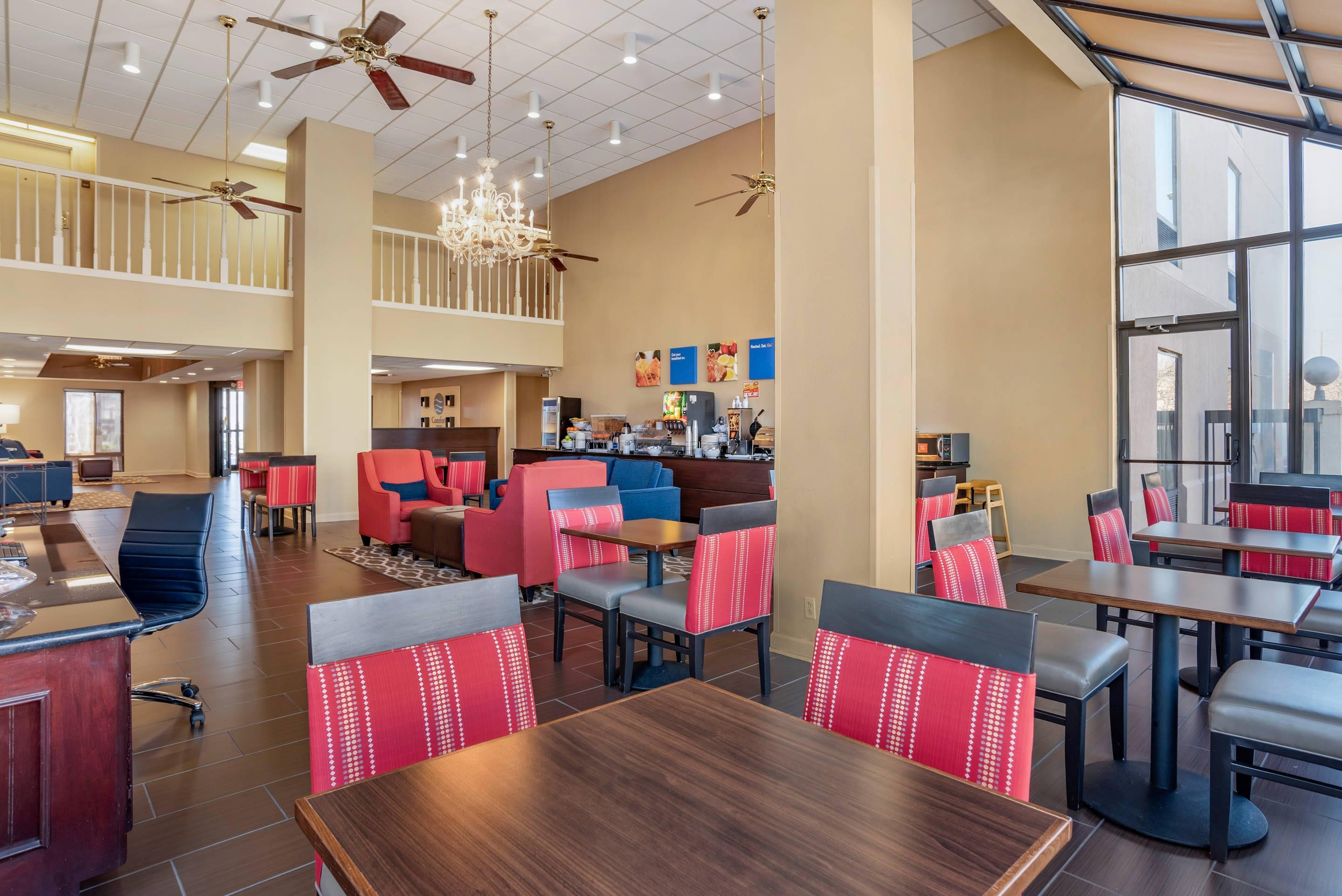 Breakfast area | Comfort Inn