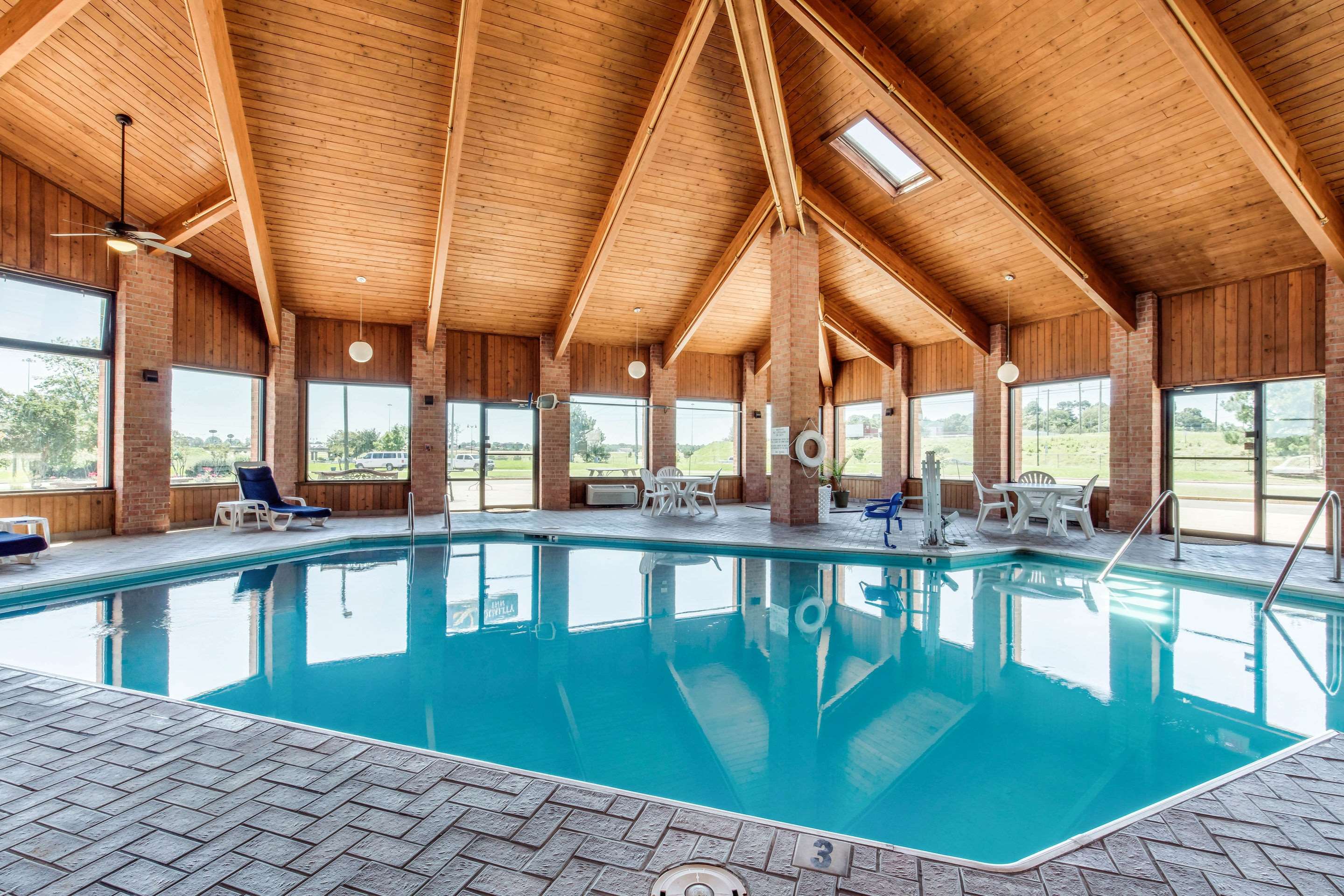 Indoor pool | Quality Inn