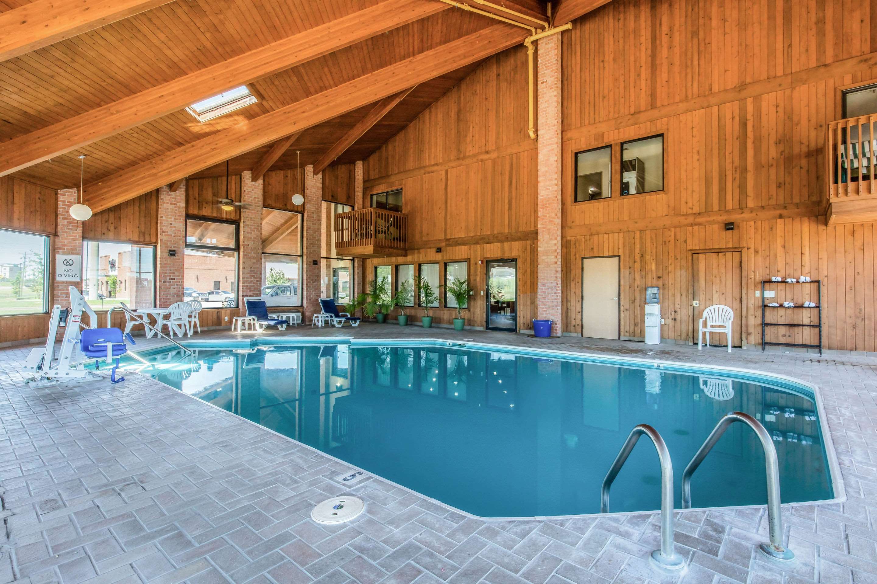 Indoor pool | Quality Inn