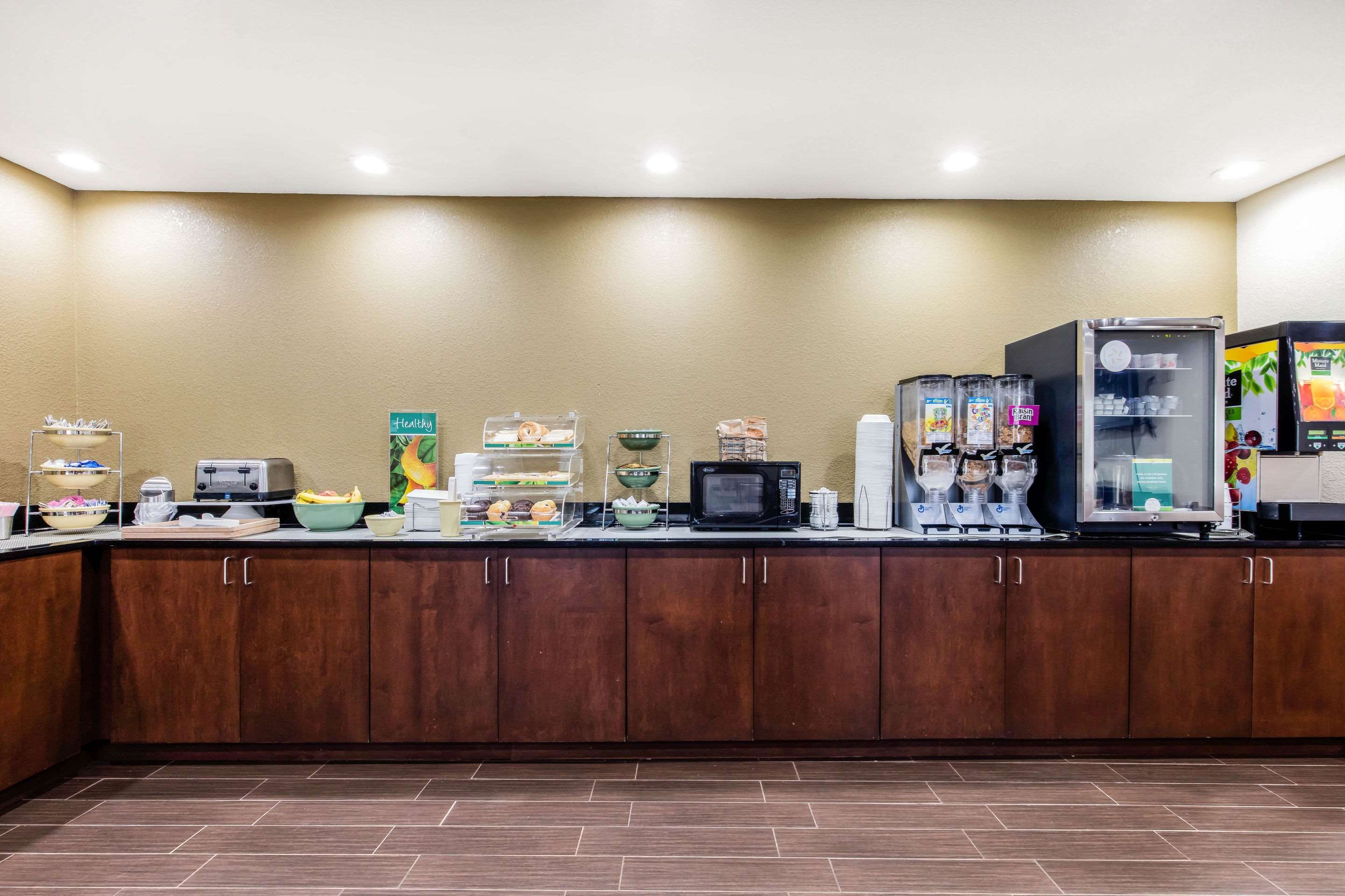 Enjoy breakfast in this seating area | Quality Inn