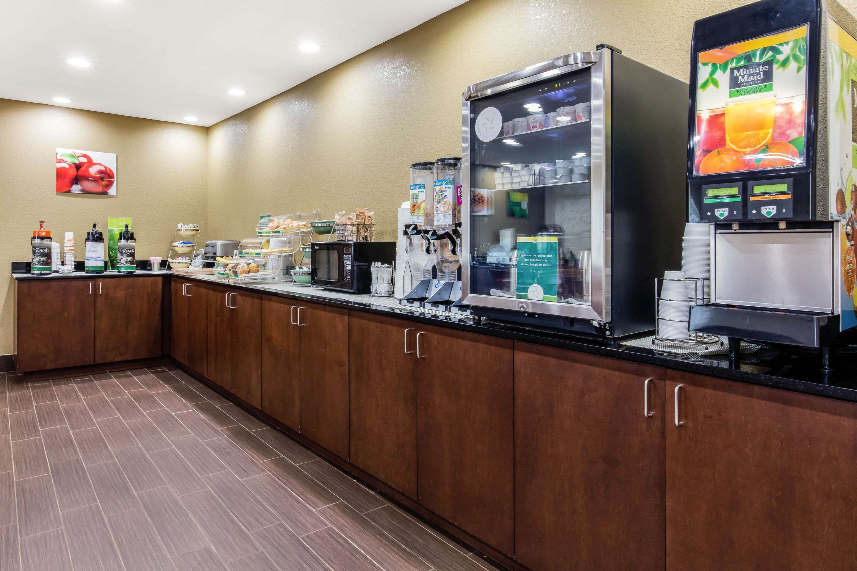 Enjoy breakfast in this seating area | Quality Inn