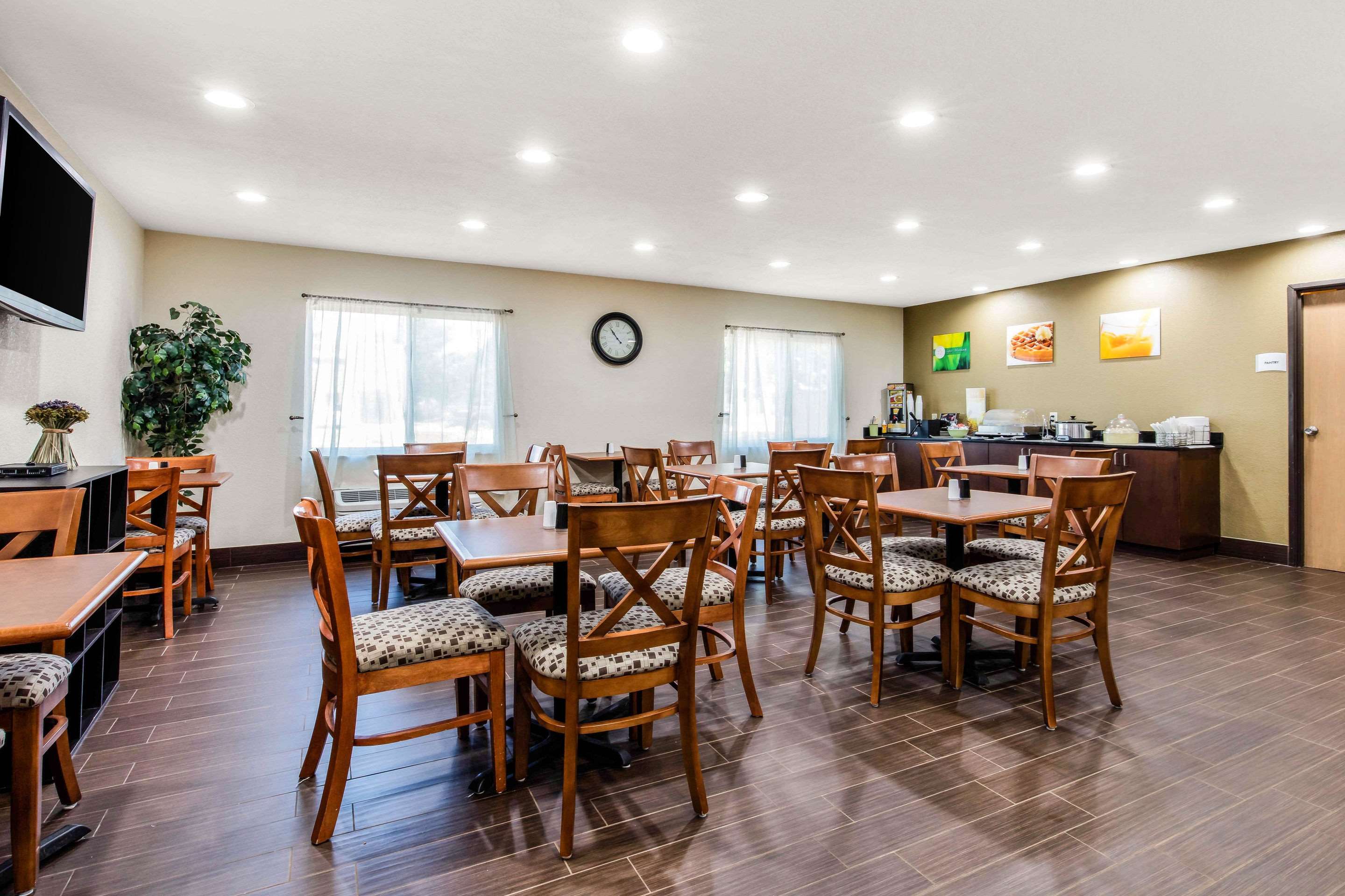 Enjoy breakfast in this seating area | Quality Inn