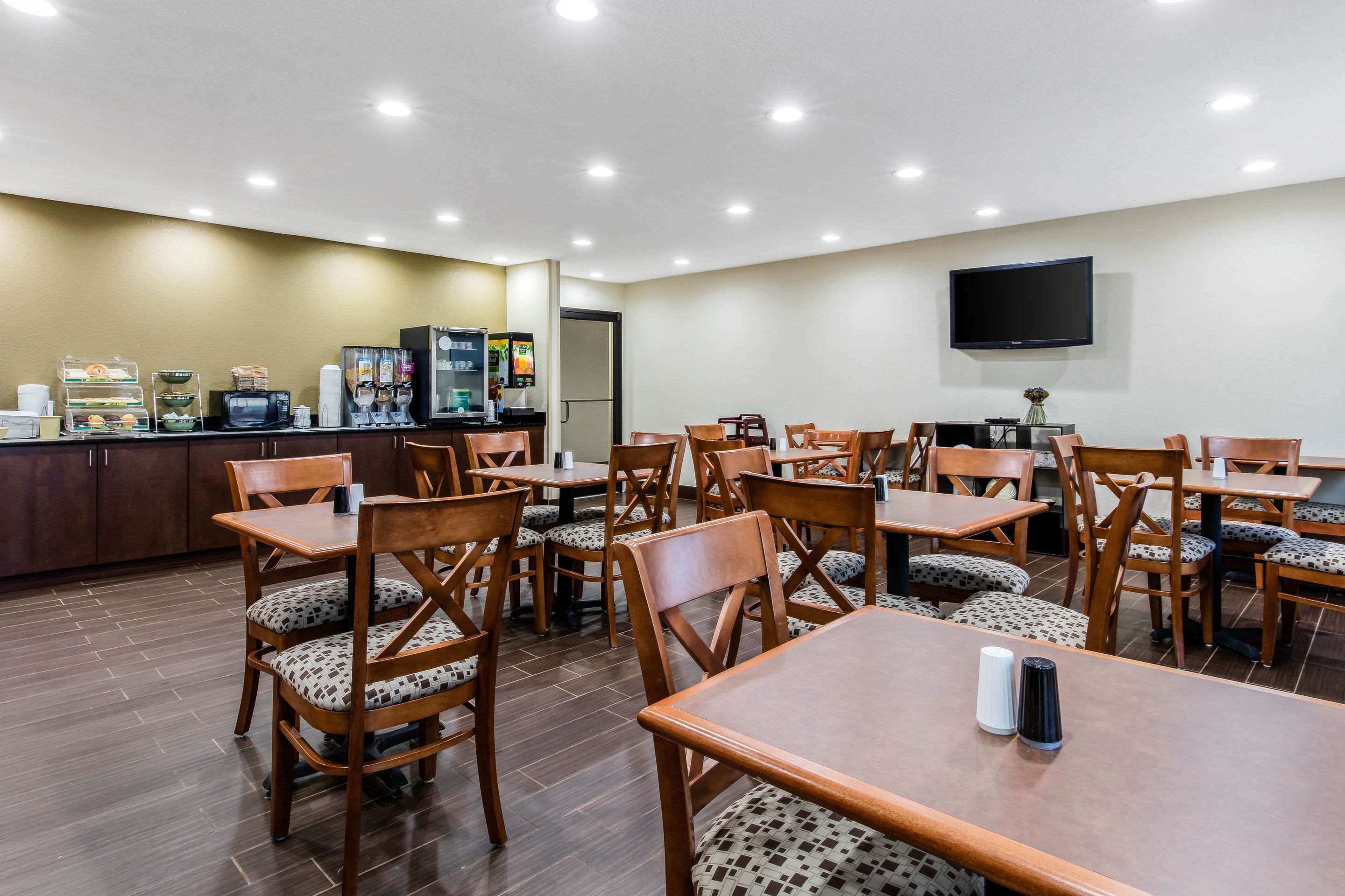 Enjoy breakfast in this seating area | Quality Inn