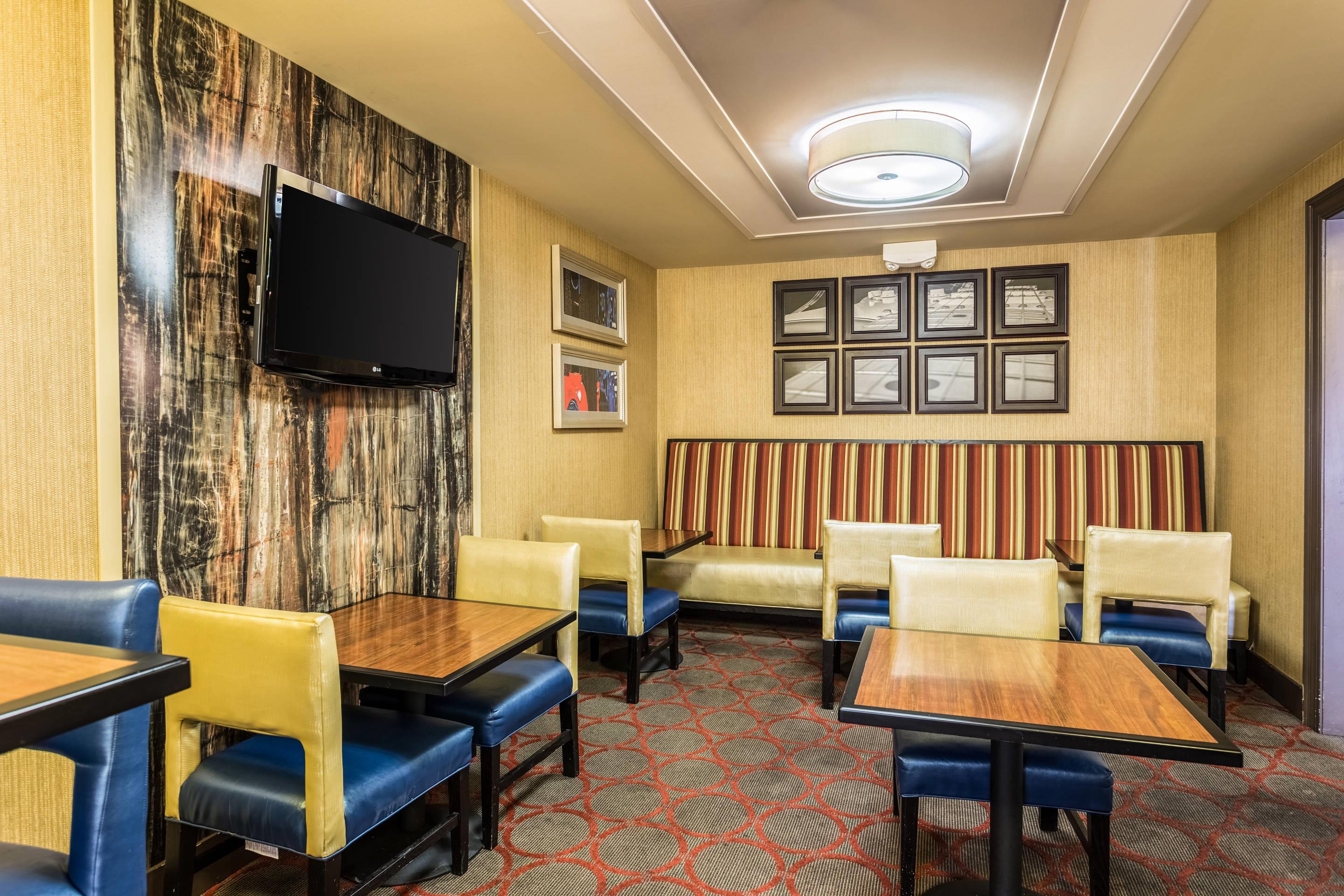 Enjoy breakfast in this seating area | Comfort Inn