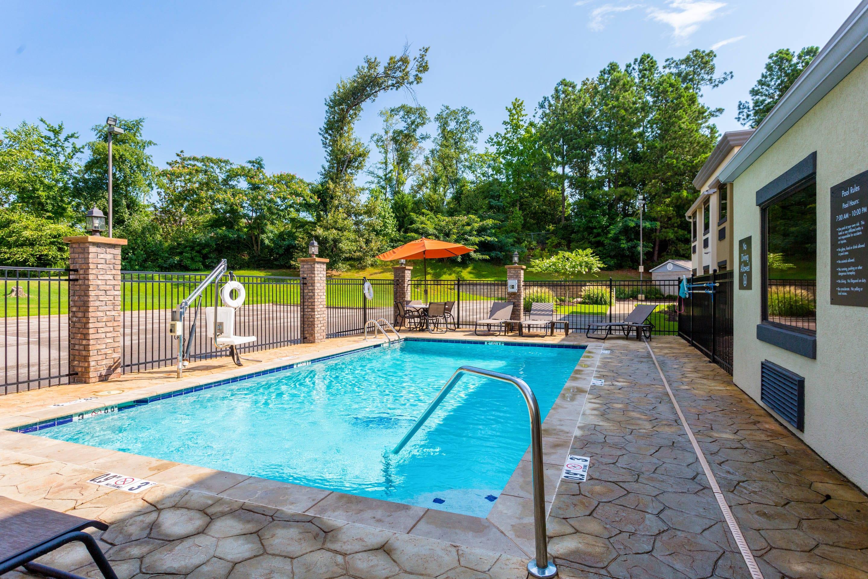 Hotel pool | Comfort Inn