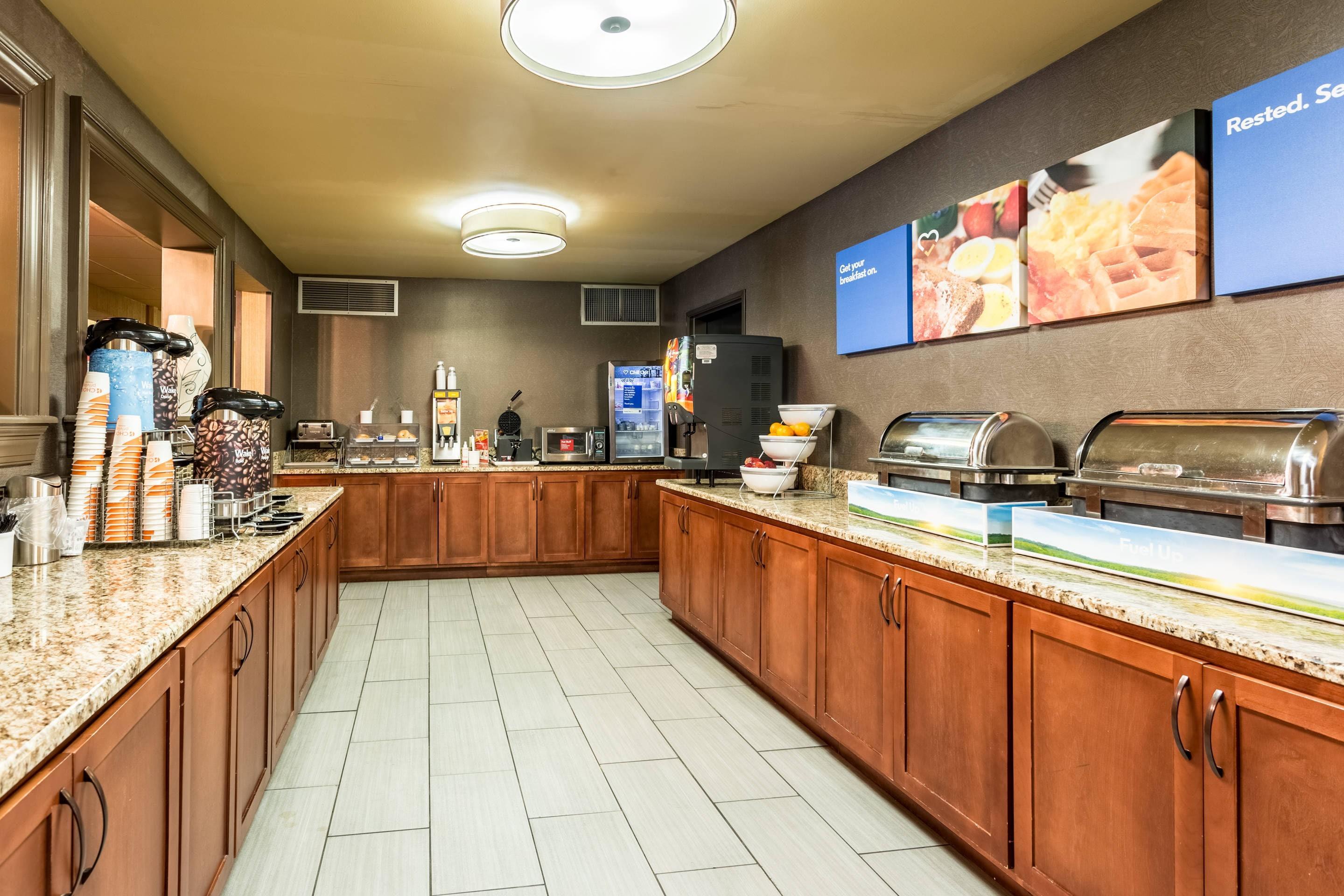 Breakfast area | Comfort Inn