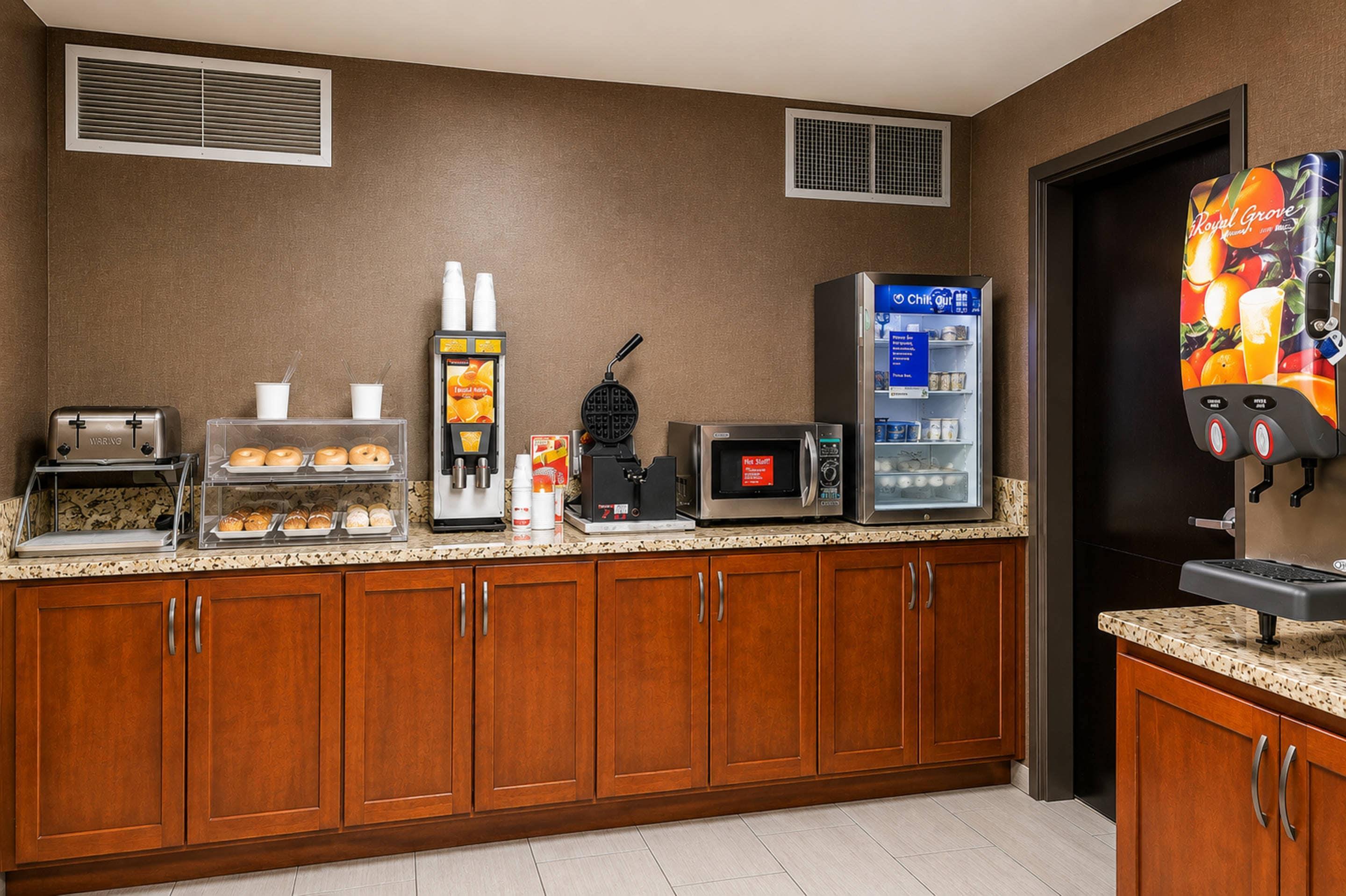Breakfast area | Comfort Inn Tupelo Central