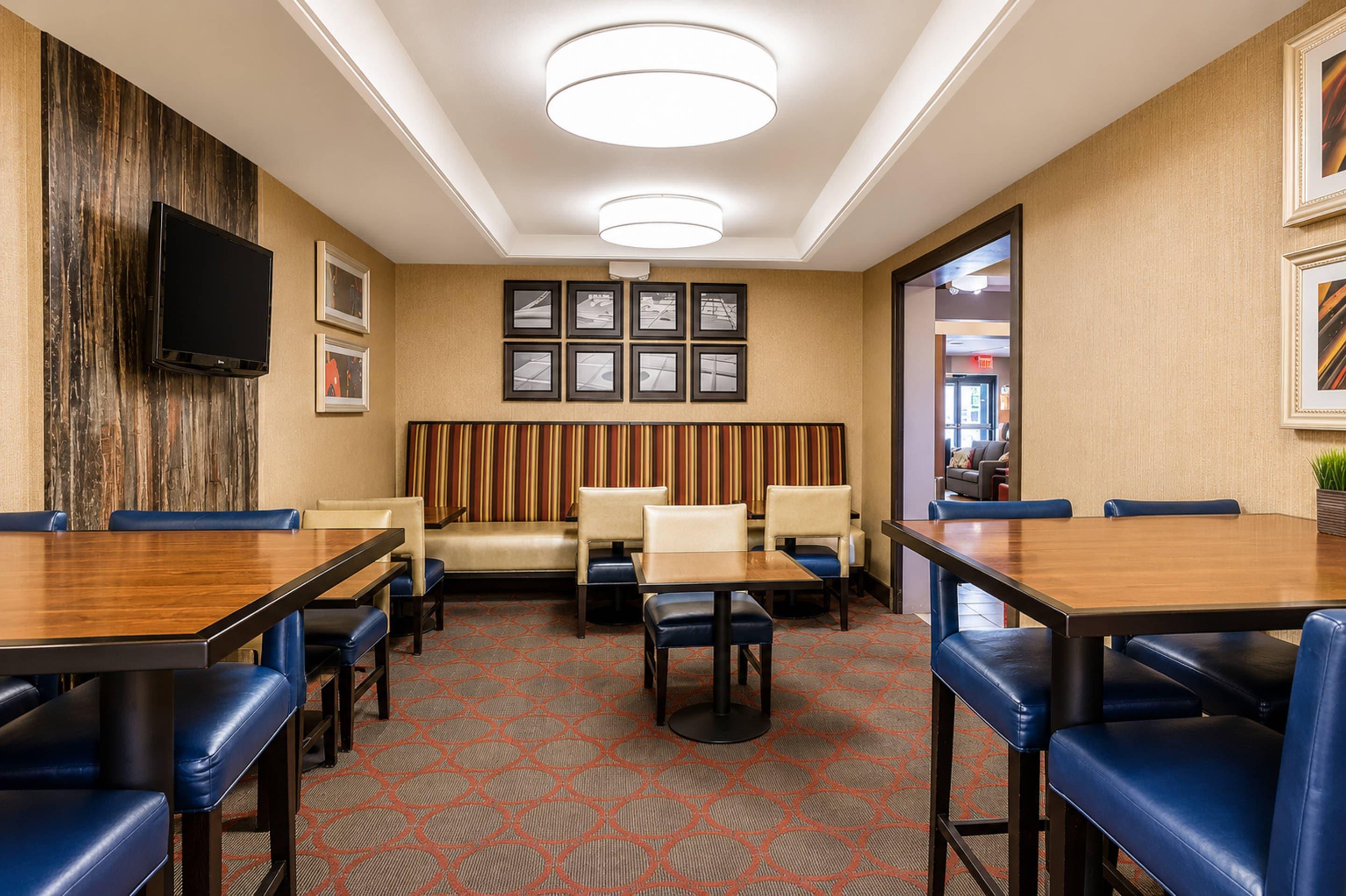 Enjoy breakfast in this seating area | Comfort Inn Tupelo Central