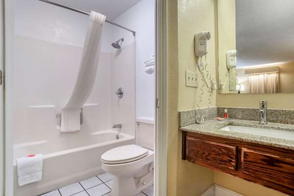  - Econo Lodge Tupelo - I-22, Exit 86