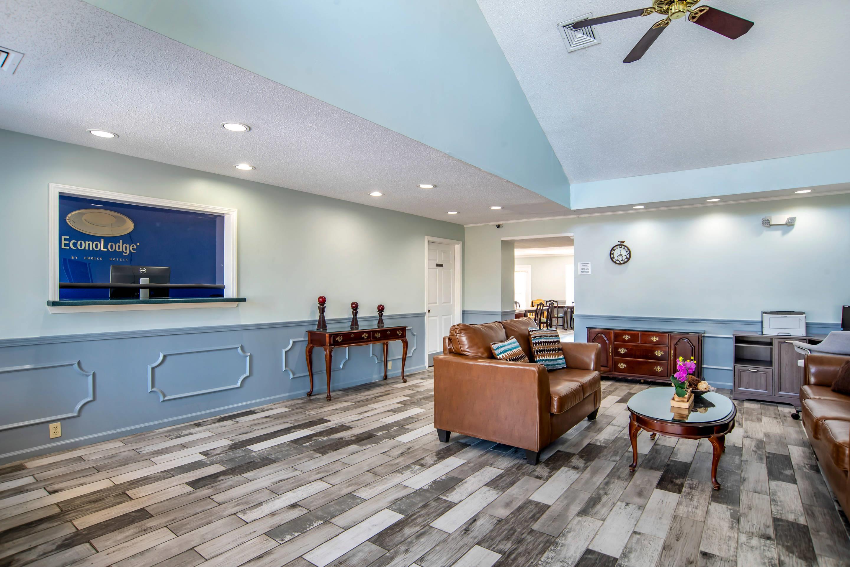 Lobby with sitting area | Econo Lodge Tupelo