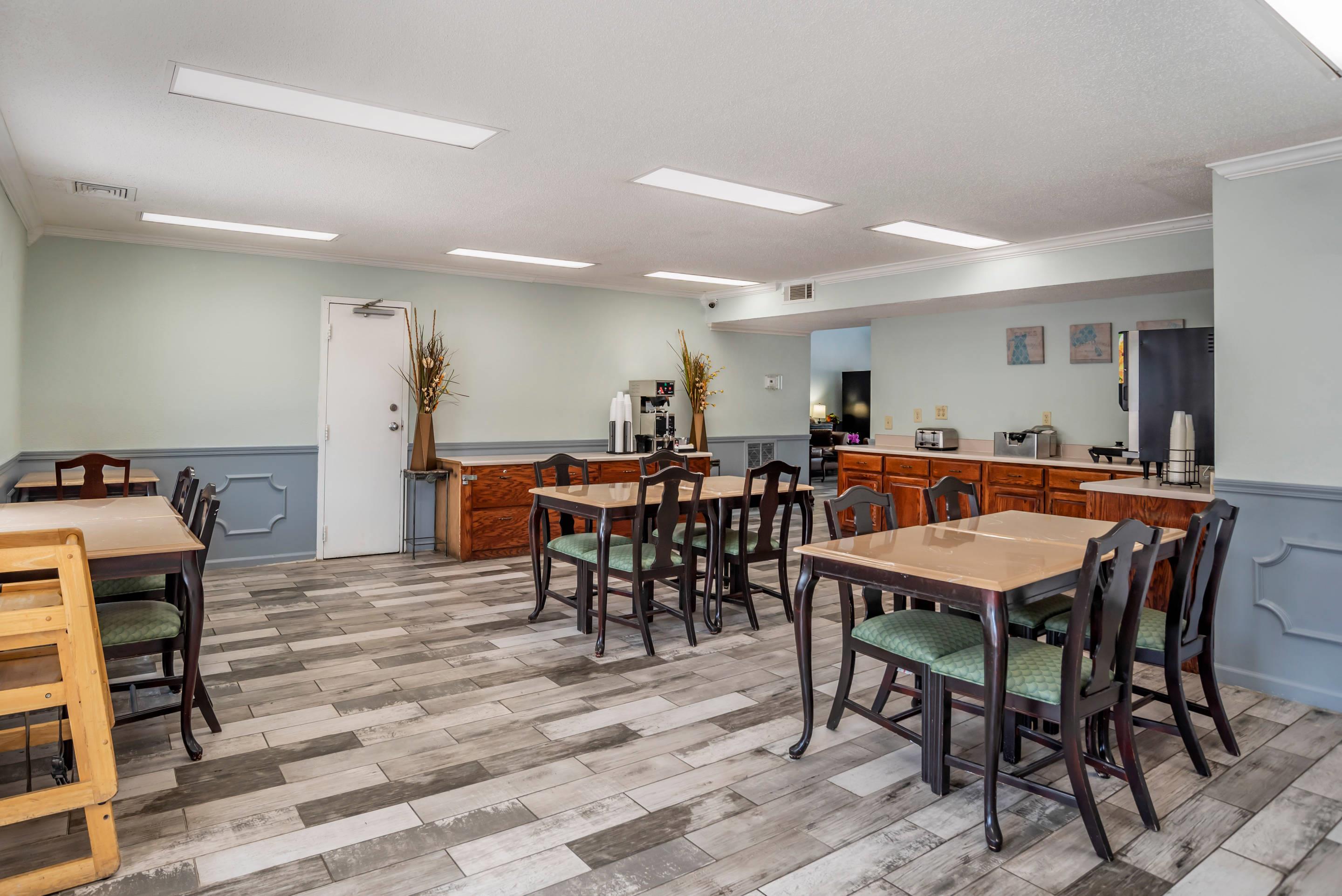 Spacious breakfast area | Econo Lodge Tupelo