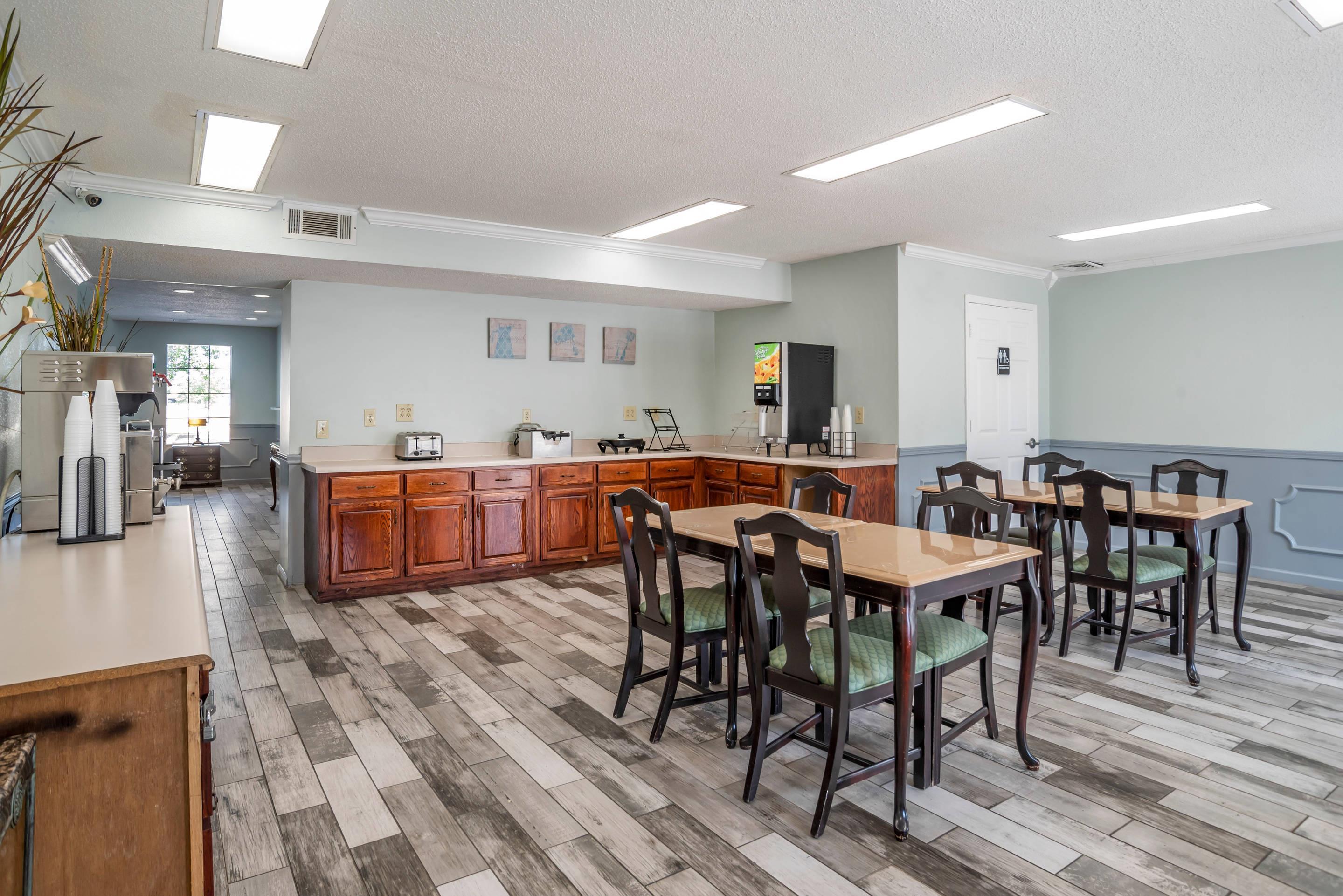 Breakfast area | Econo Lodge Tupelo