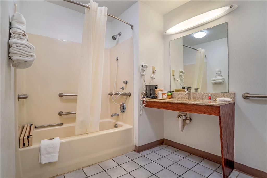 ECONO LODGE TUPELO BARNES CROSSING-guestroom-Guest Room,Bathroom,On-Site.jpg
