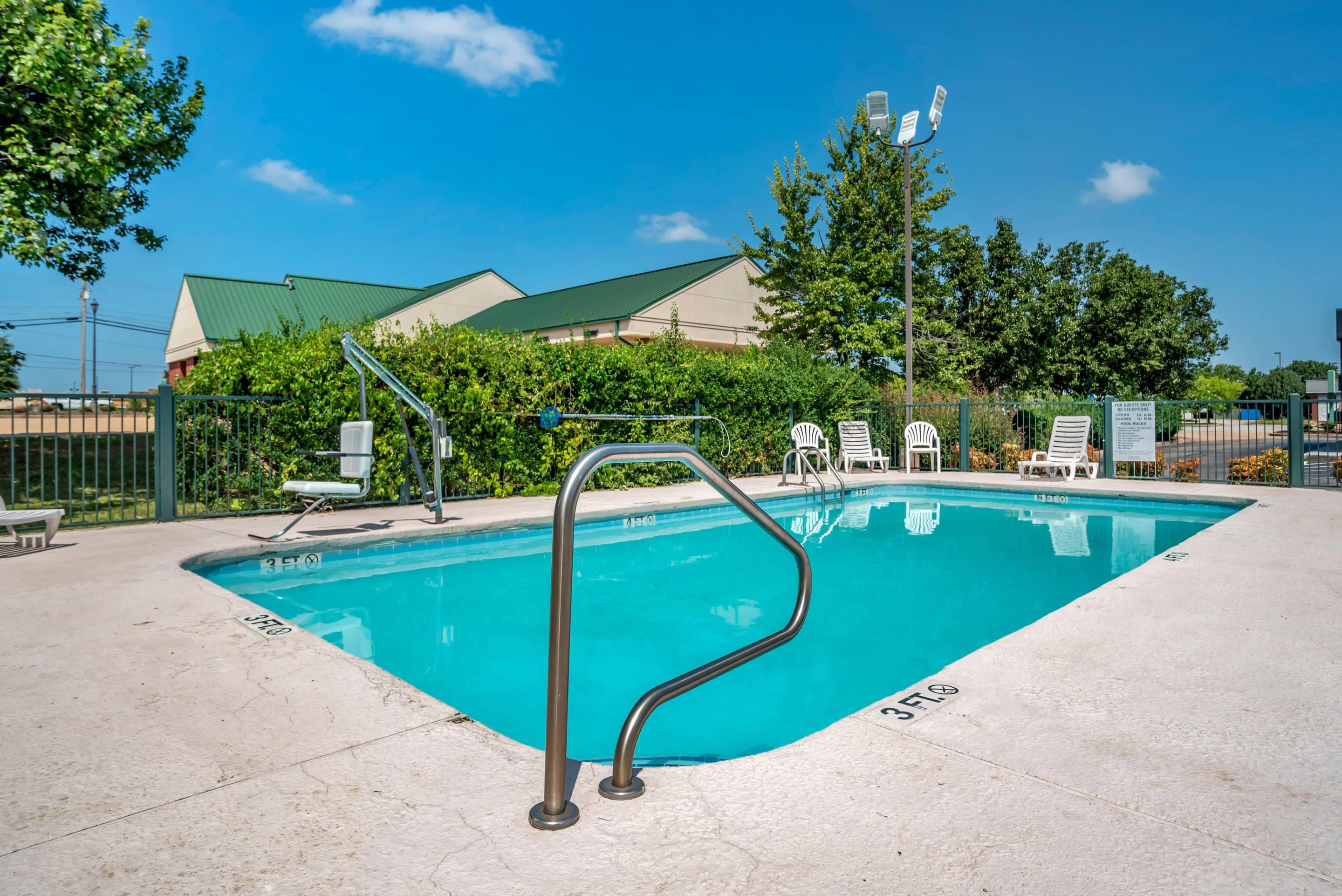 Outdoor pool | Econo Lodge Tupelo
