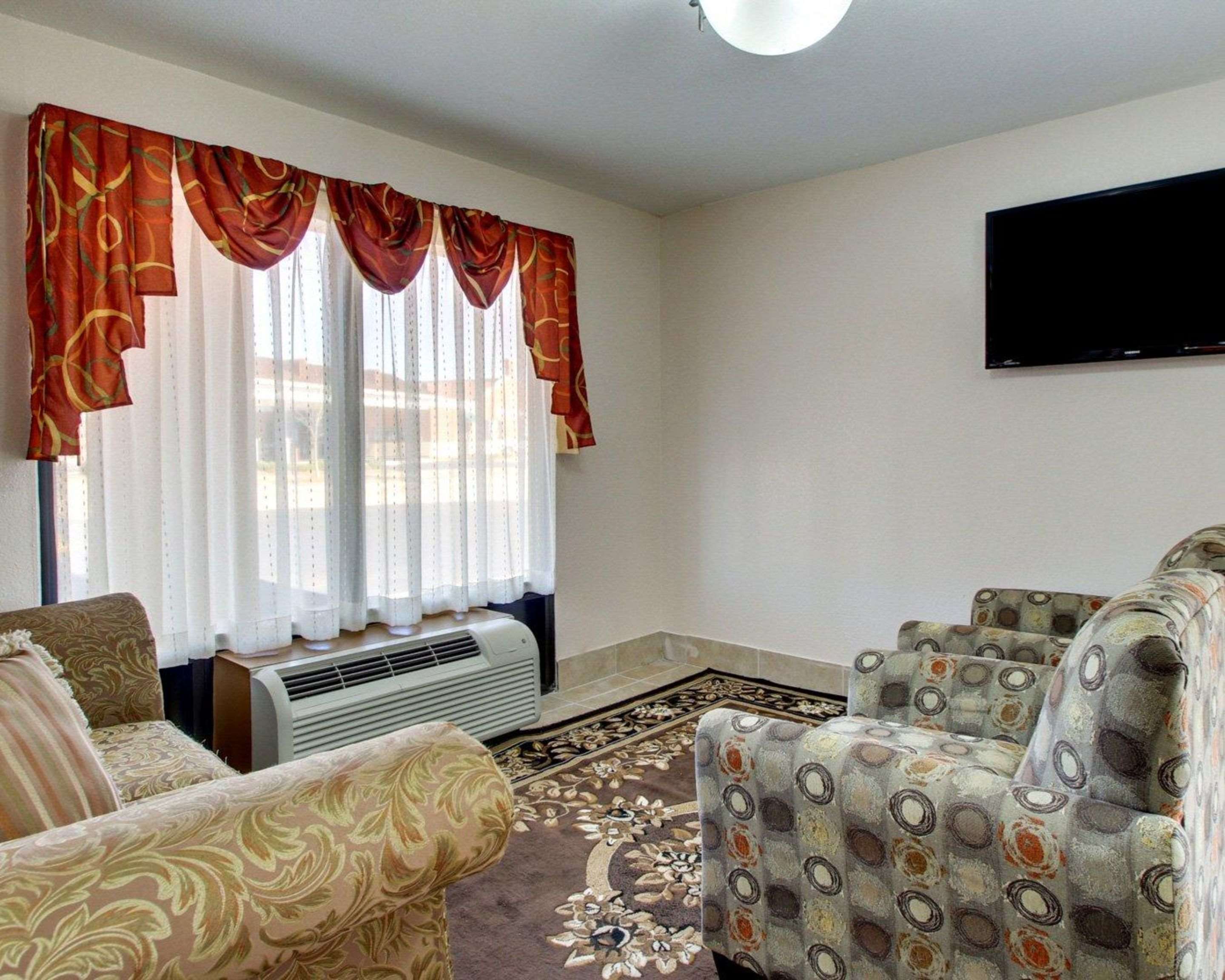 Lobby with sitting area | Quality Inn