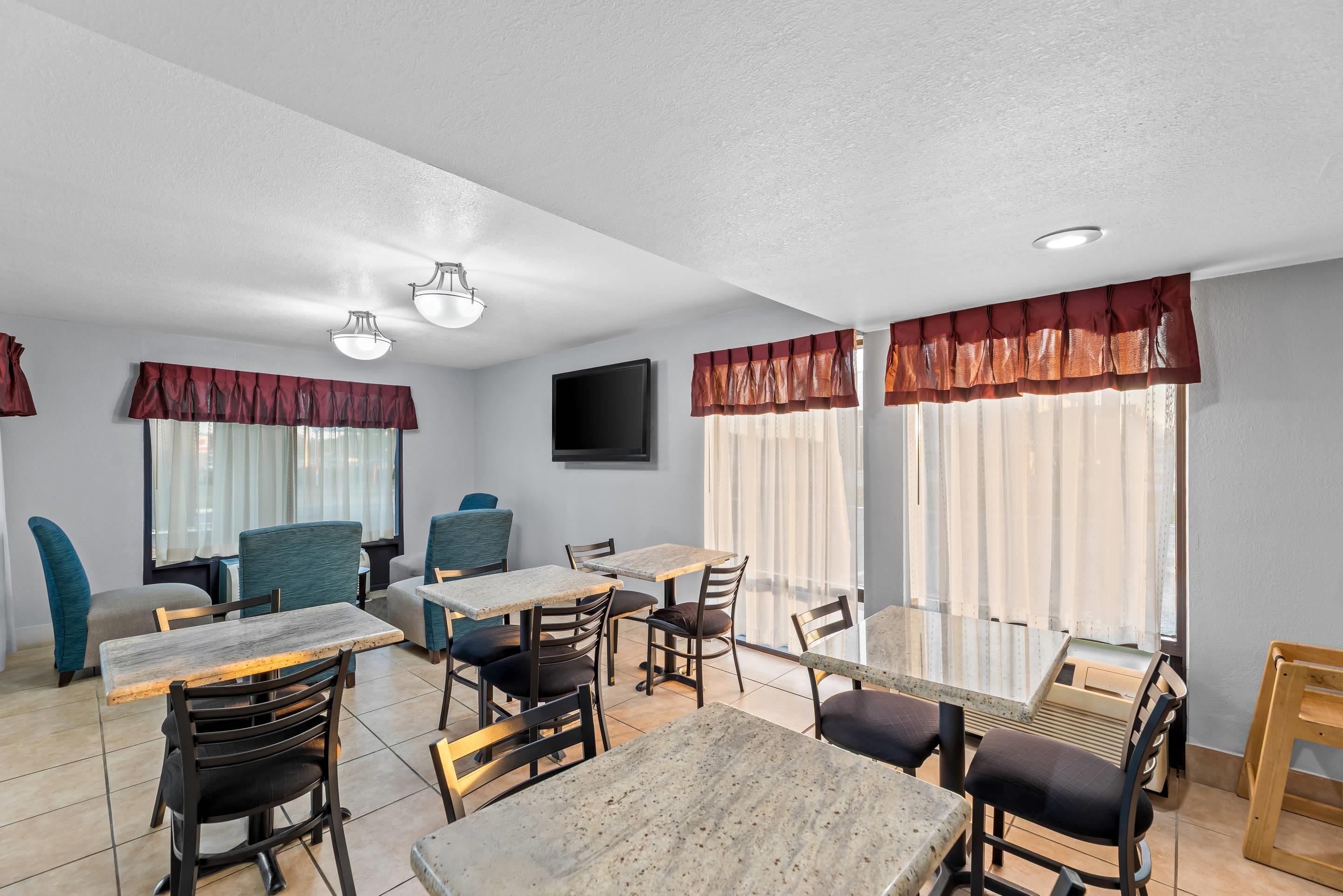Breakfast area | Quality Inn