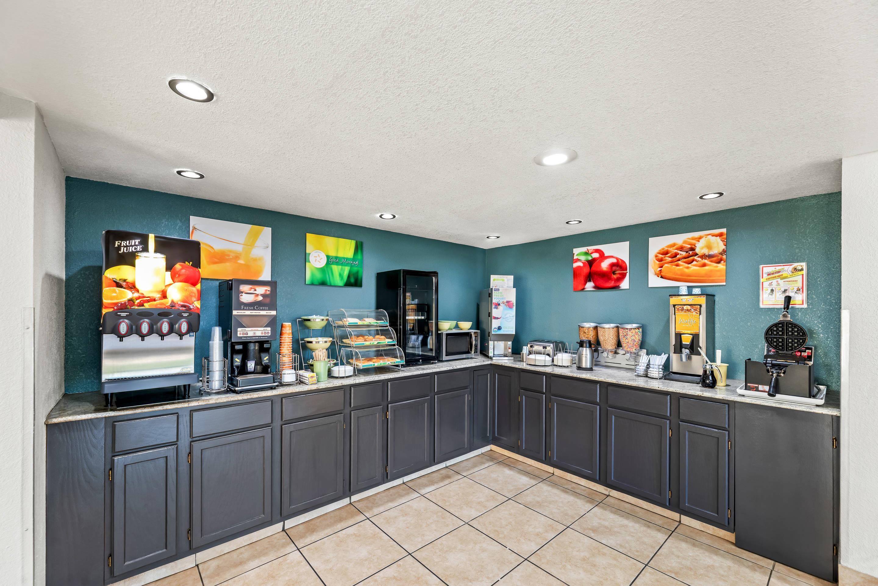 Breakfast area | Quality Inn