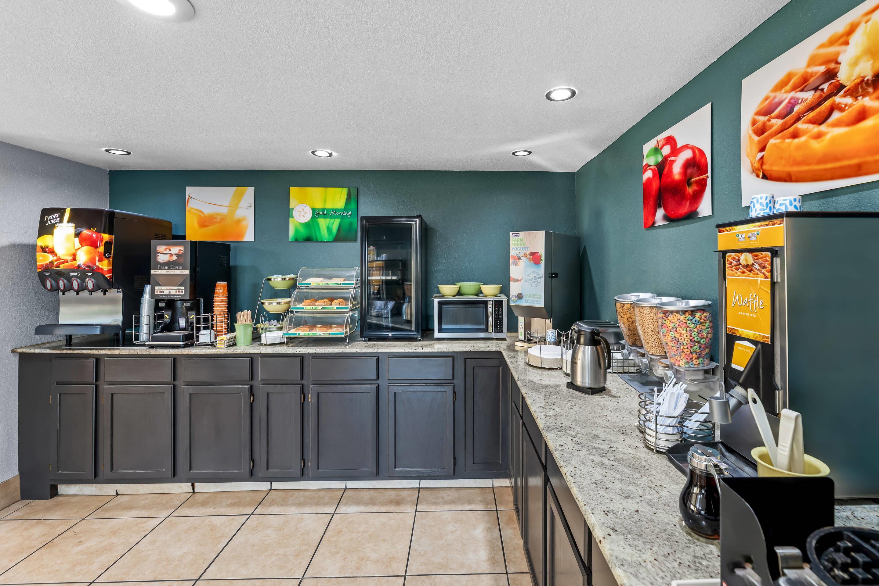 Breakfast area | Quality Inn