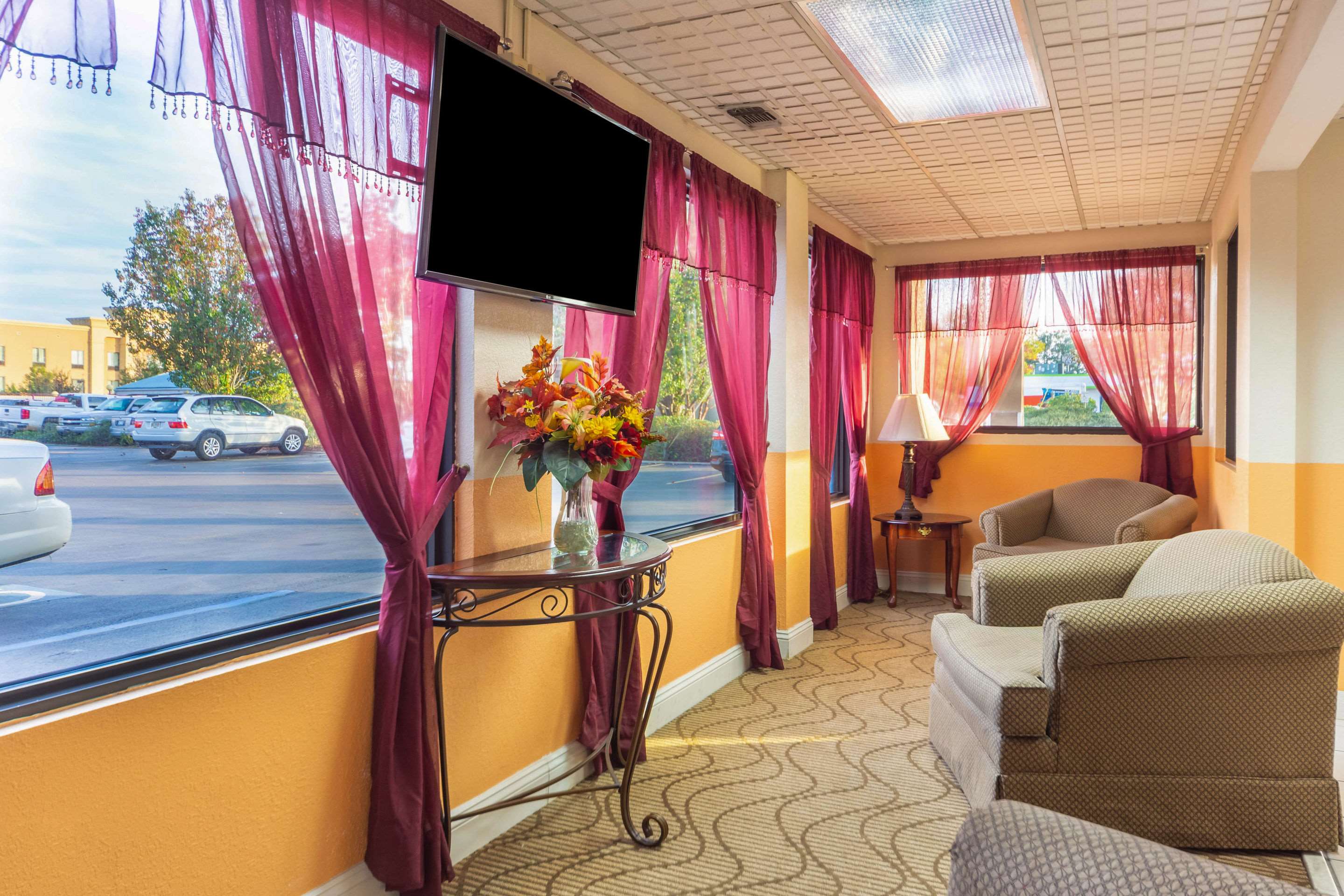 Hotel lobby | Econo Lodge Laurel