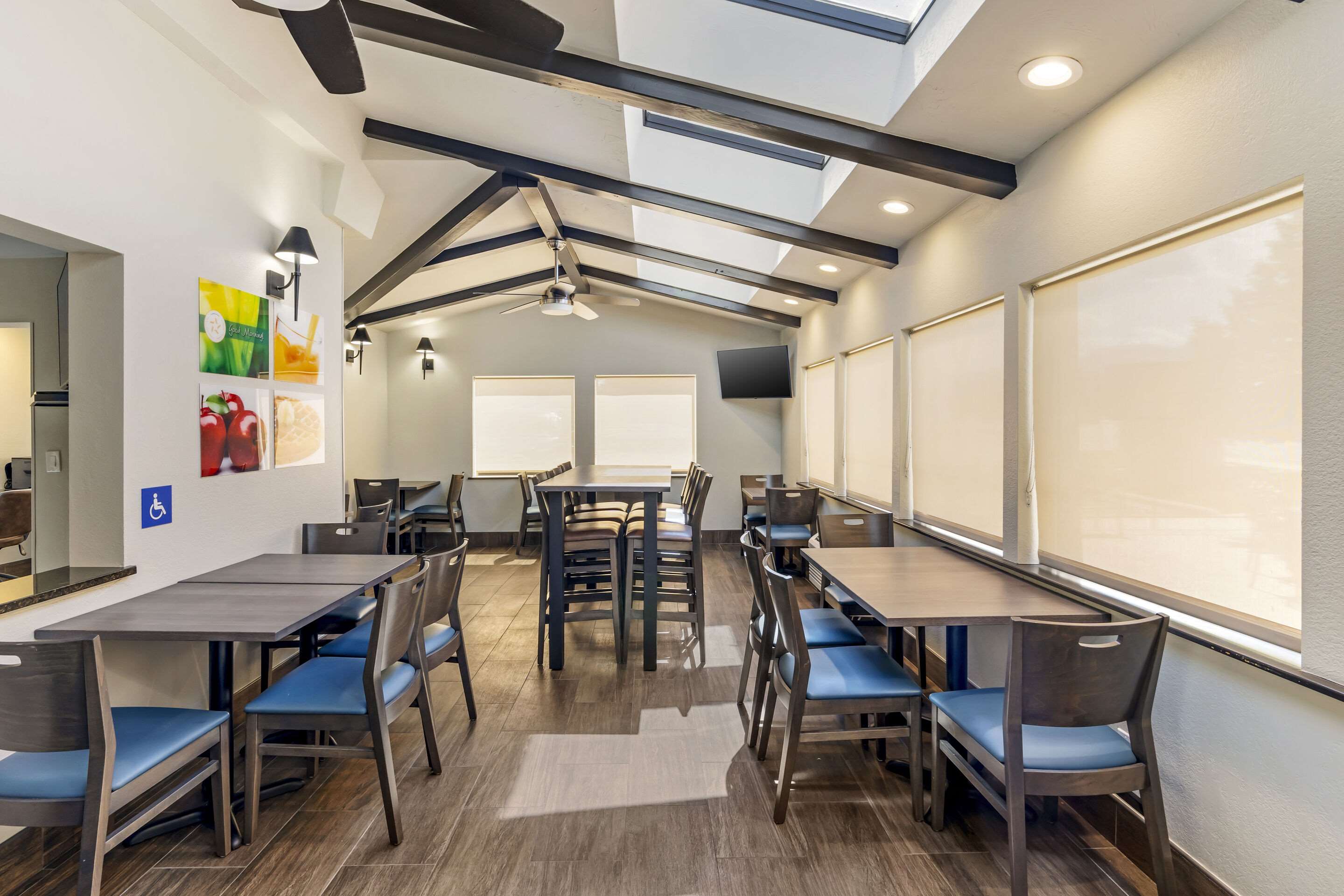 Enjoy breakfast in this seating area | Quality Inn