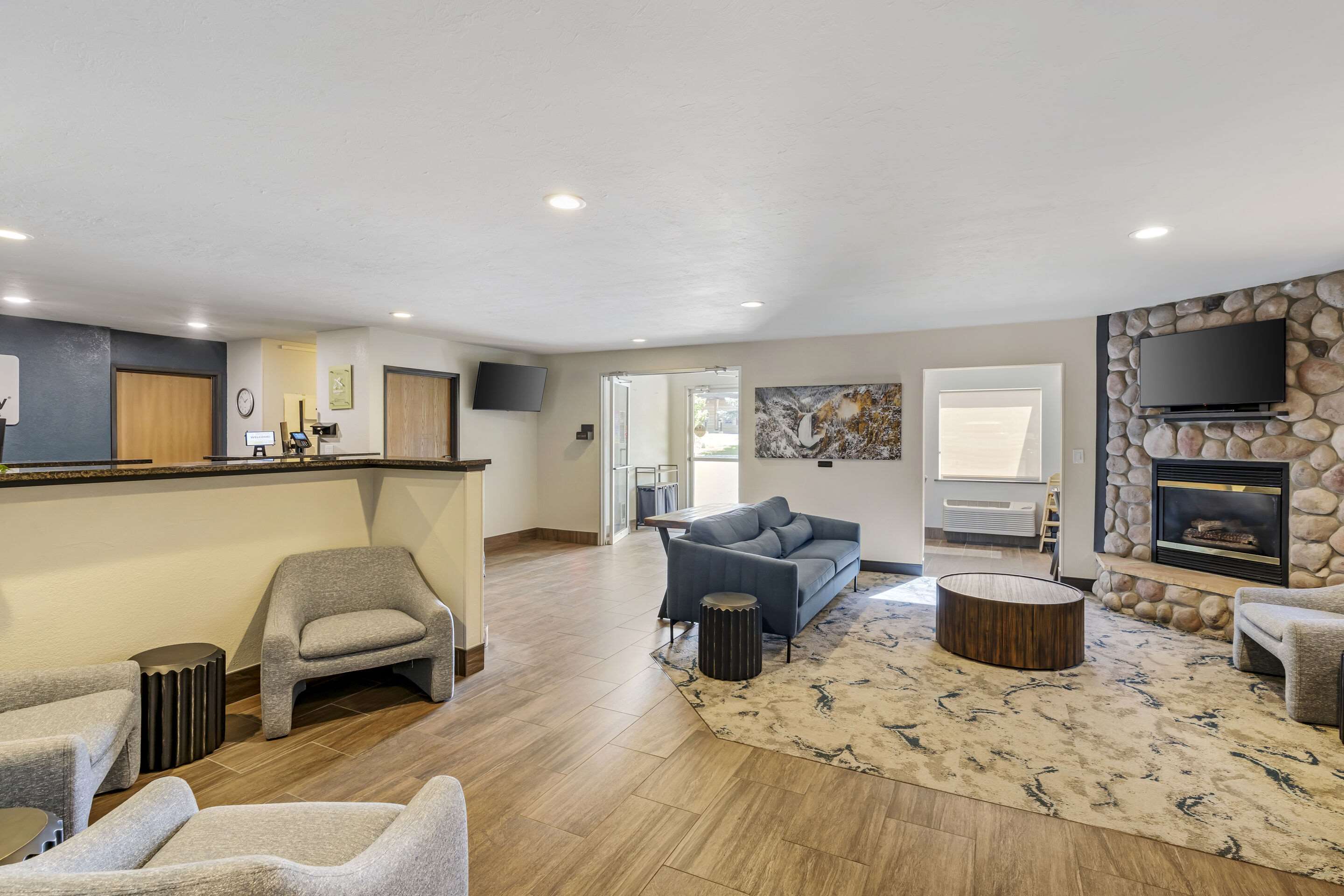 Lobby with sitting area | Quality Inn