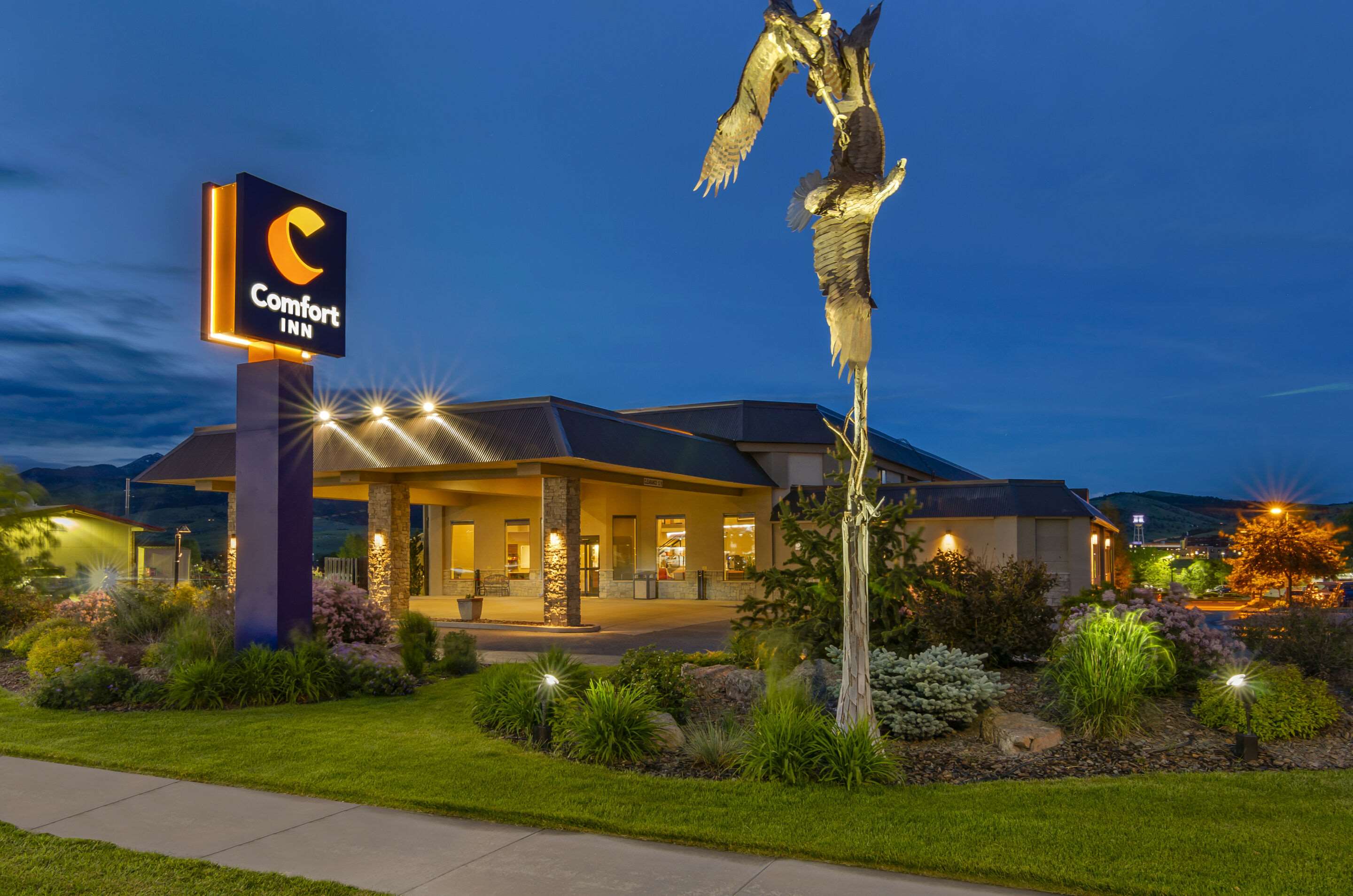 Hotel exterior lights | Comfort Inn Bozeman near University