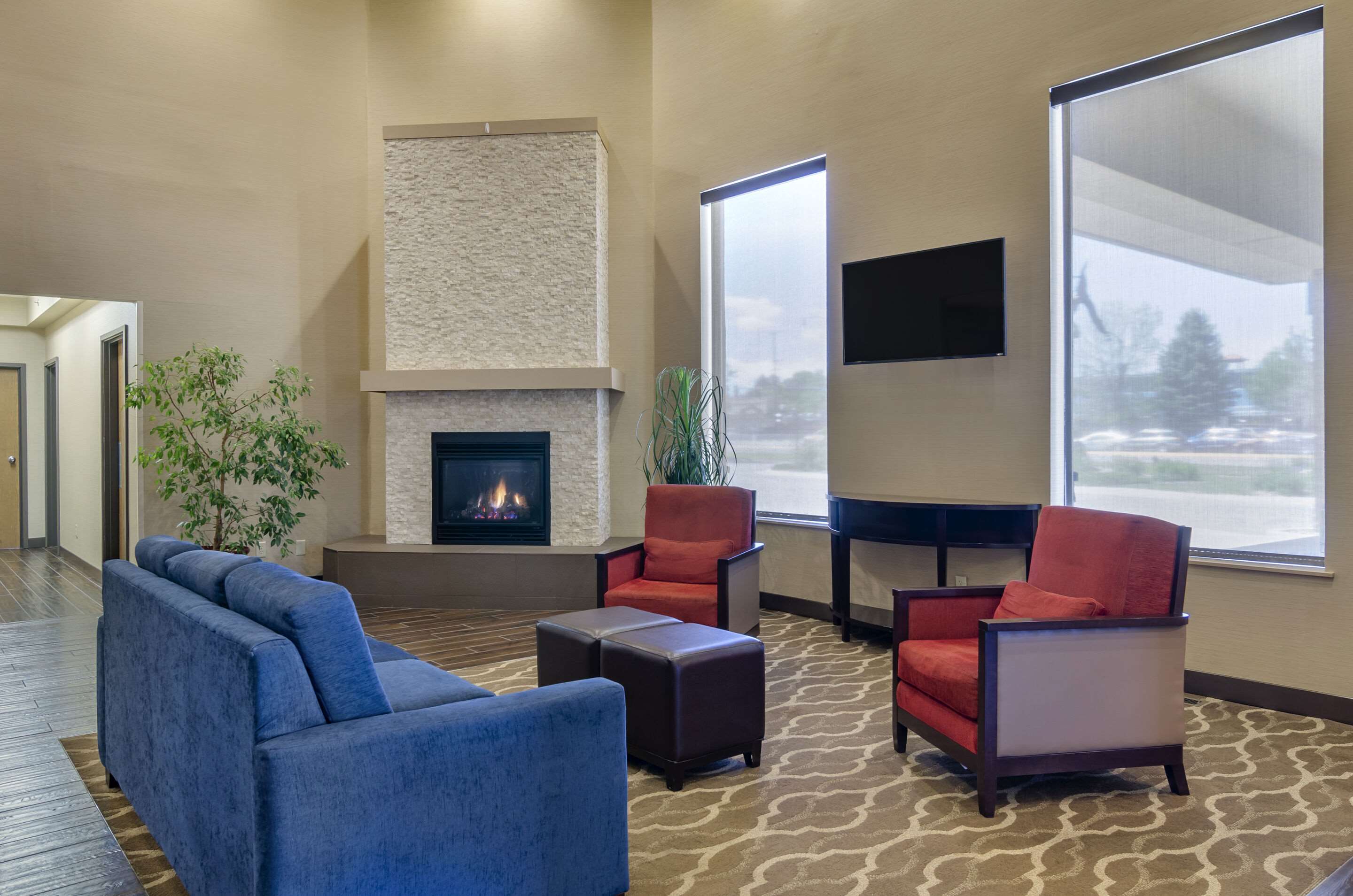 Lobby with sitting area | Comfort Inn Bozeman near University