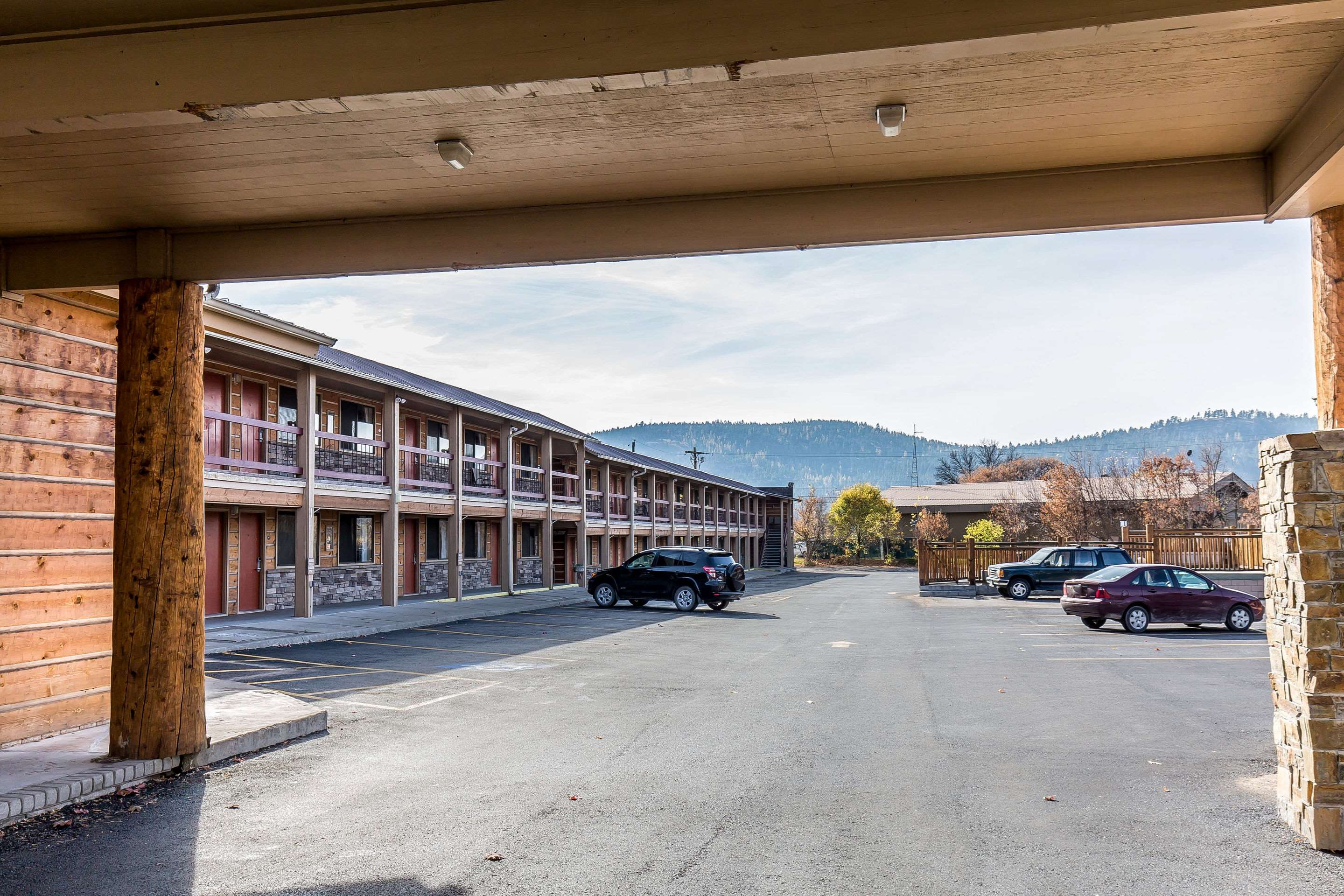 Hotel exterior | Econo Lodge Inn & Suites