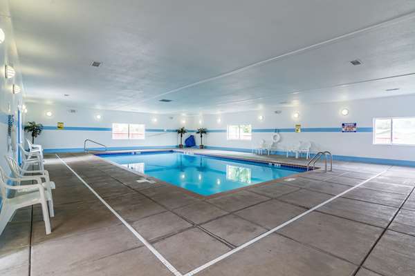 Pool - Econo Lodge Miles City