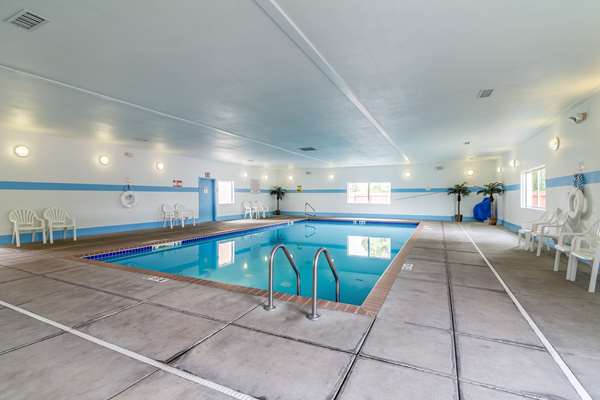 Pool - Econo Lodge Miles City