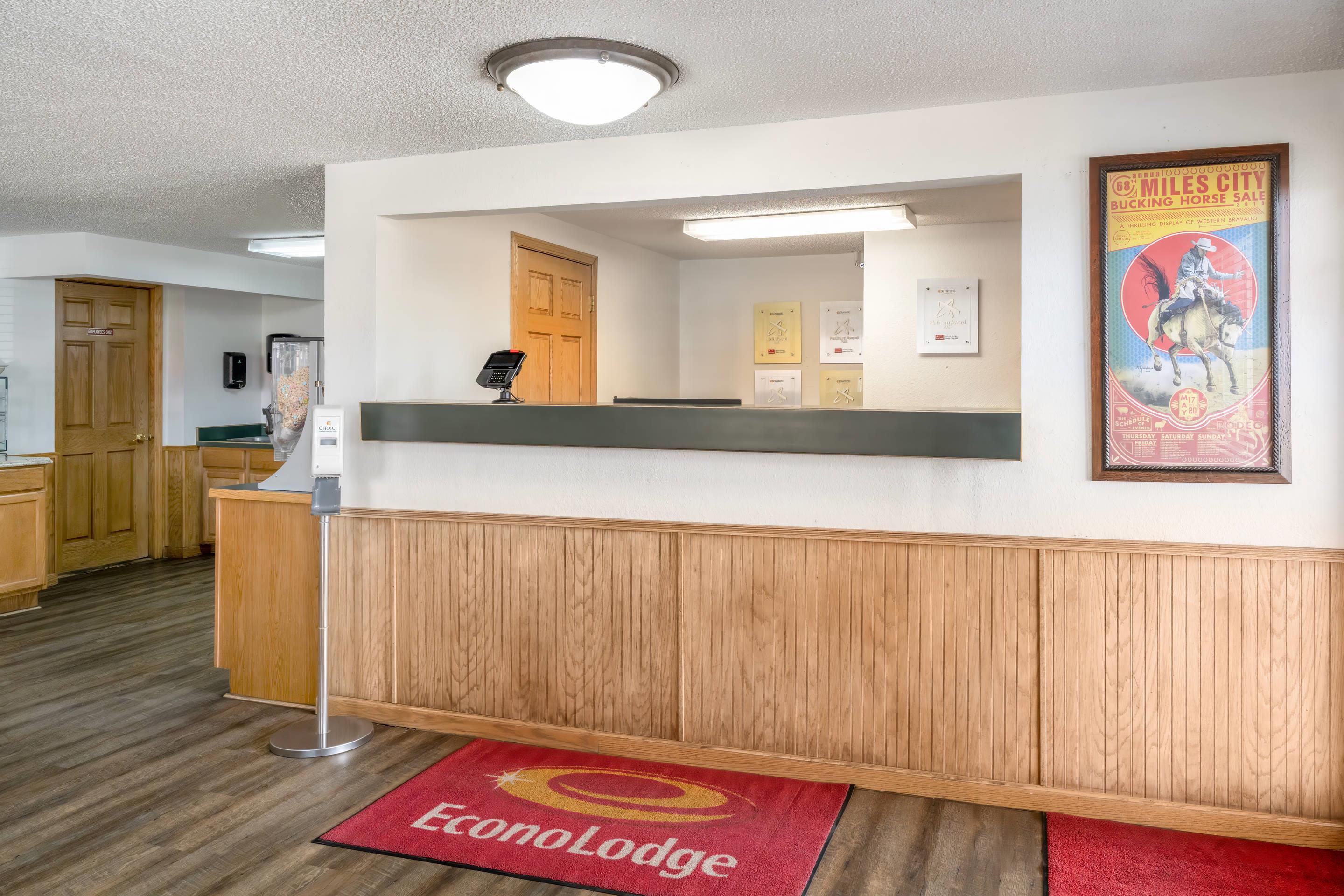Front desk | Econo Lodge Miles City