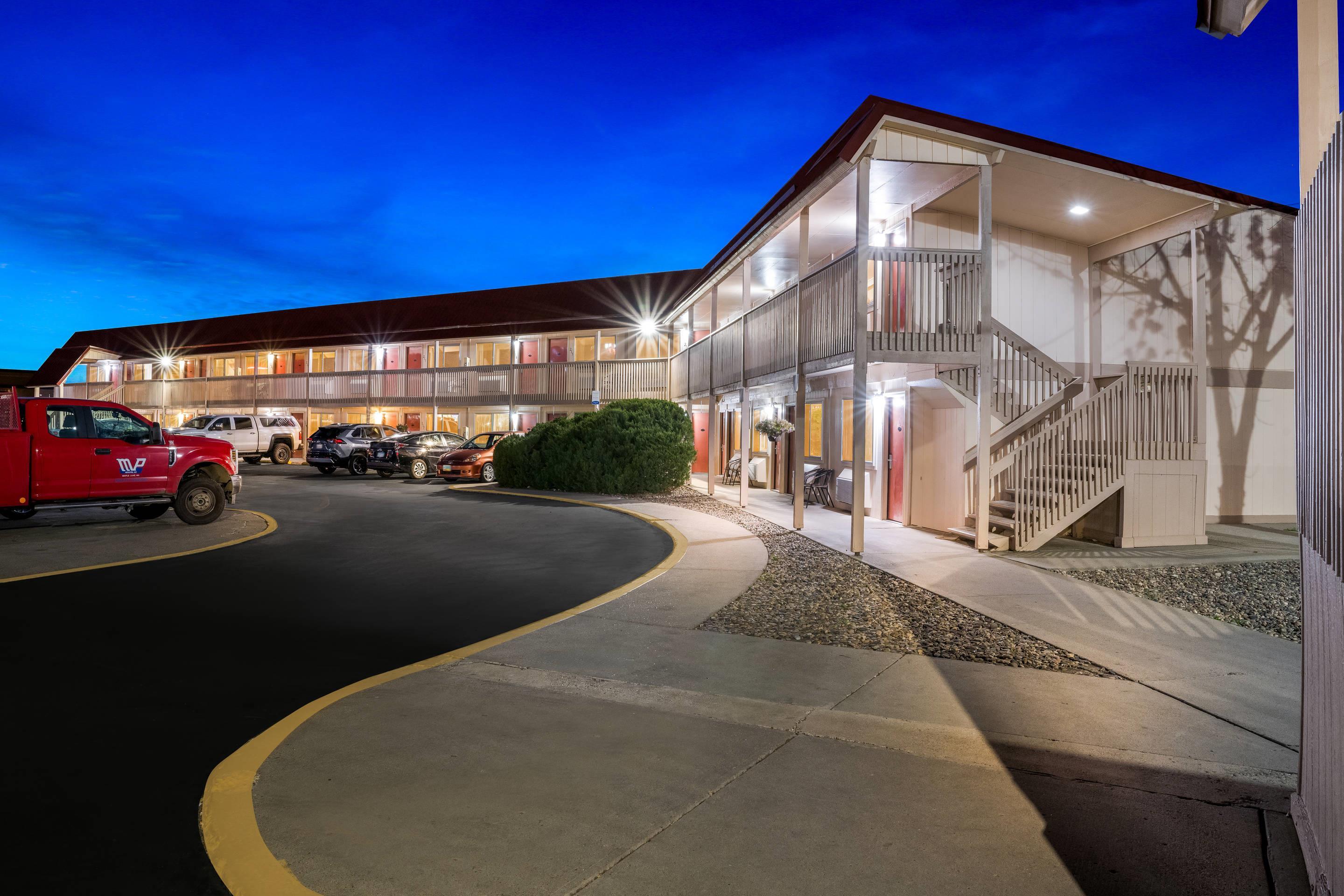 Twilight | Econo Lodge Miles City