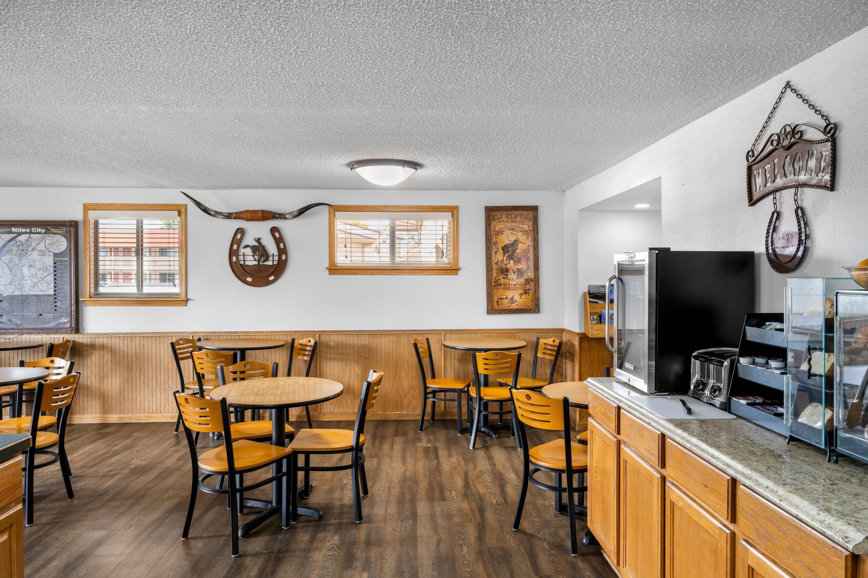 Breakfast area | Econo Lodge Miles City