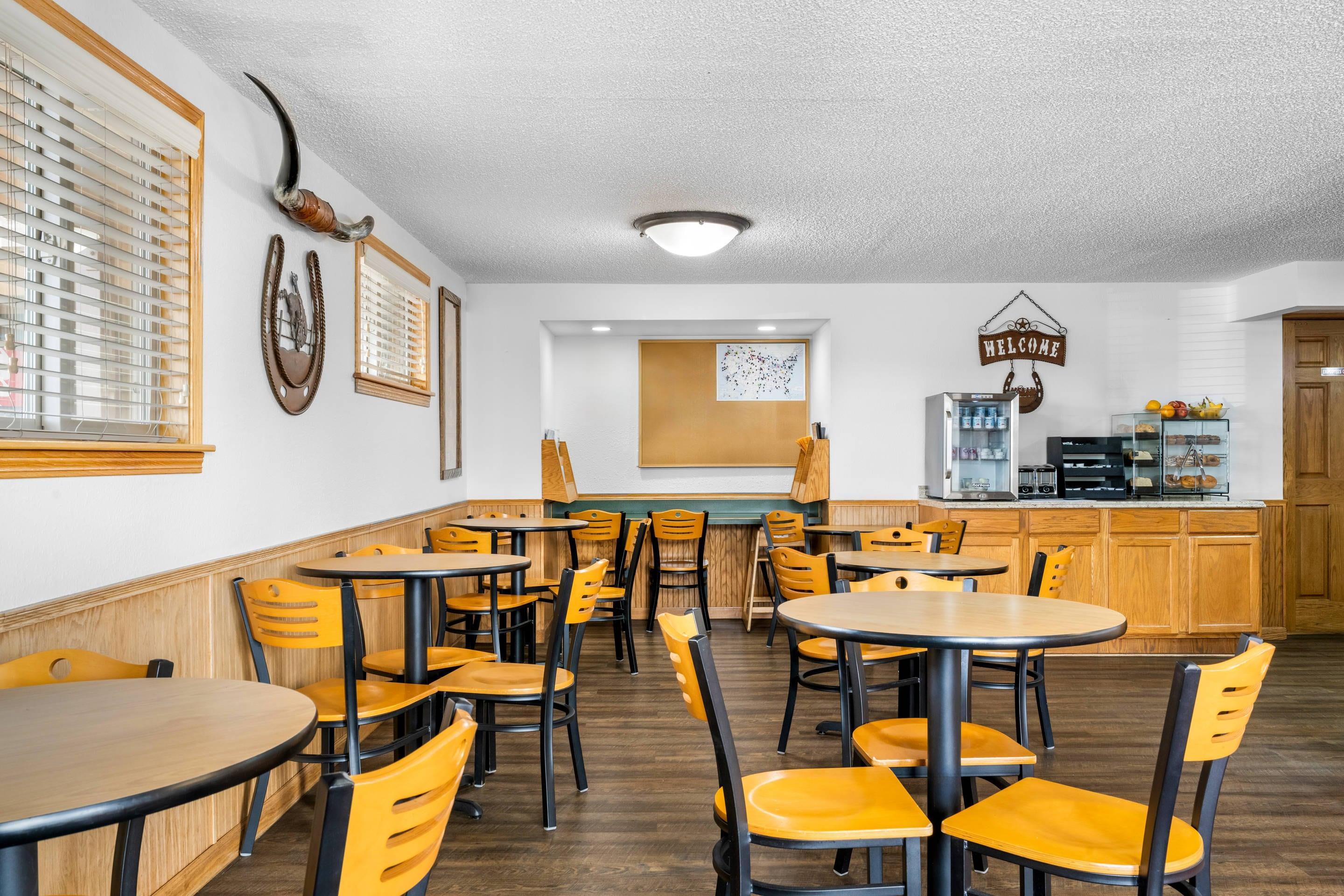 Breakfast area | Econo Lodge Miles City