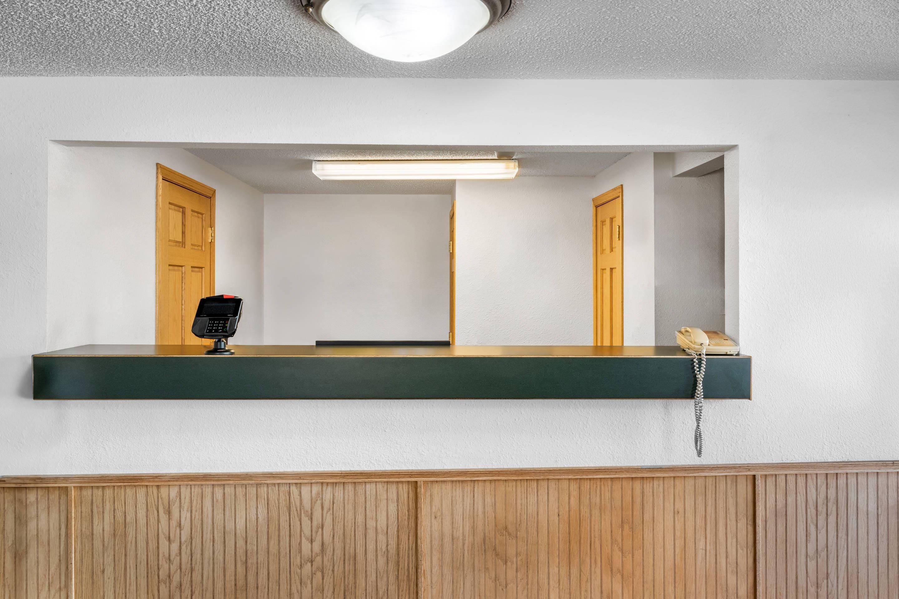 Front desk | Econo Lodge Miles City
