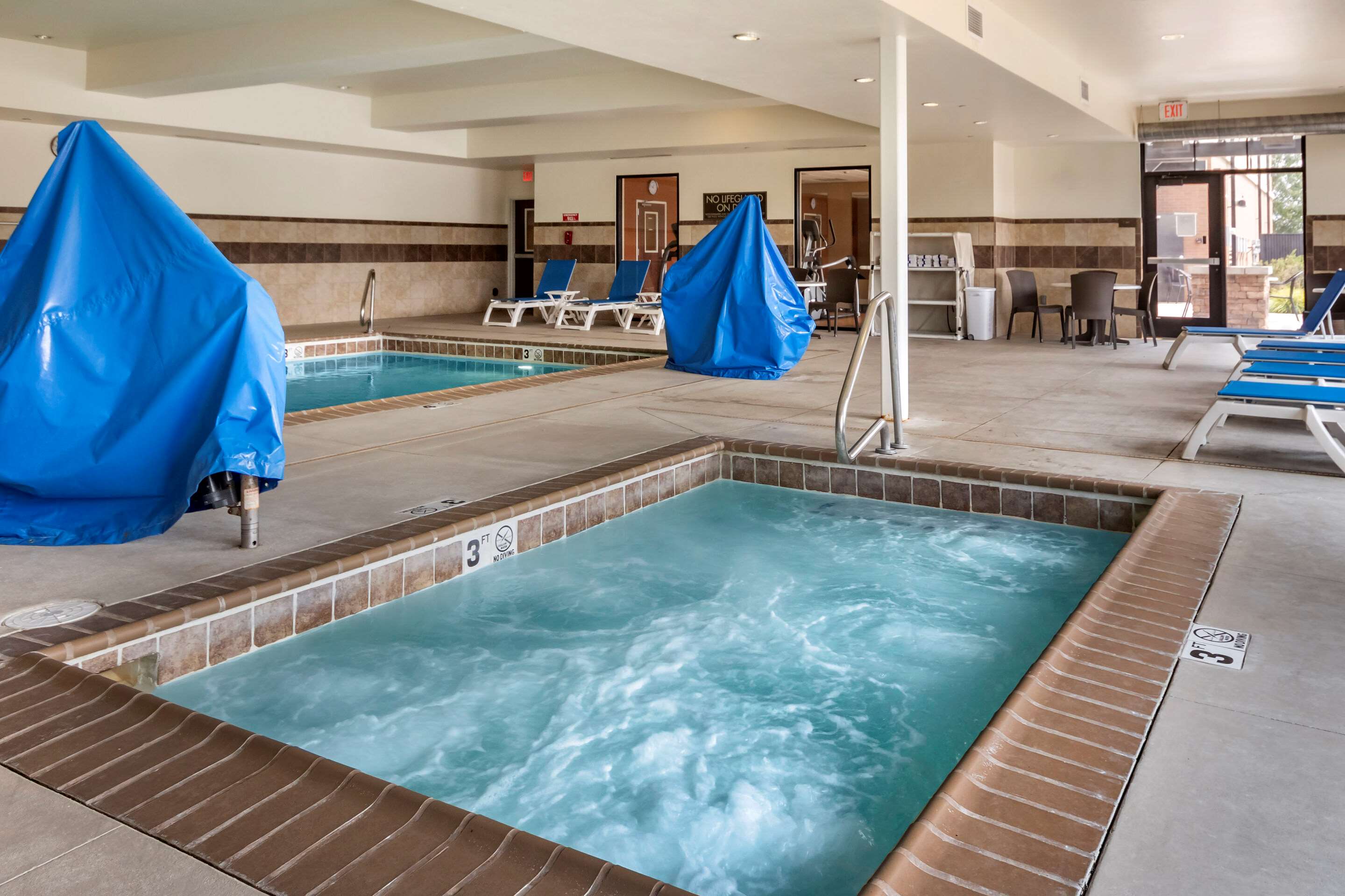 Indoor hot tub | Comfort Suites Airport - University